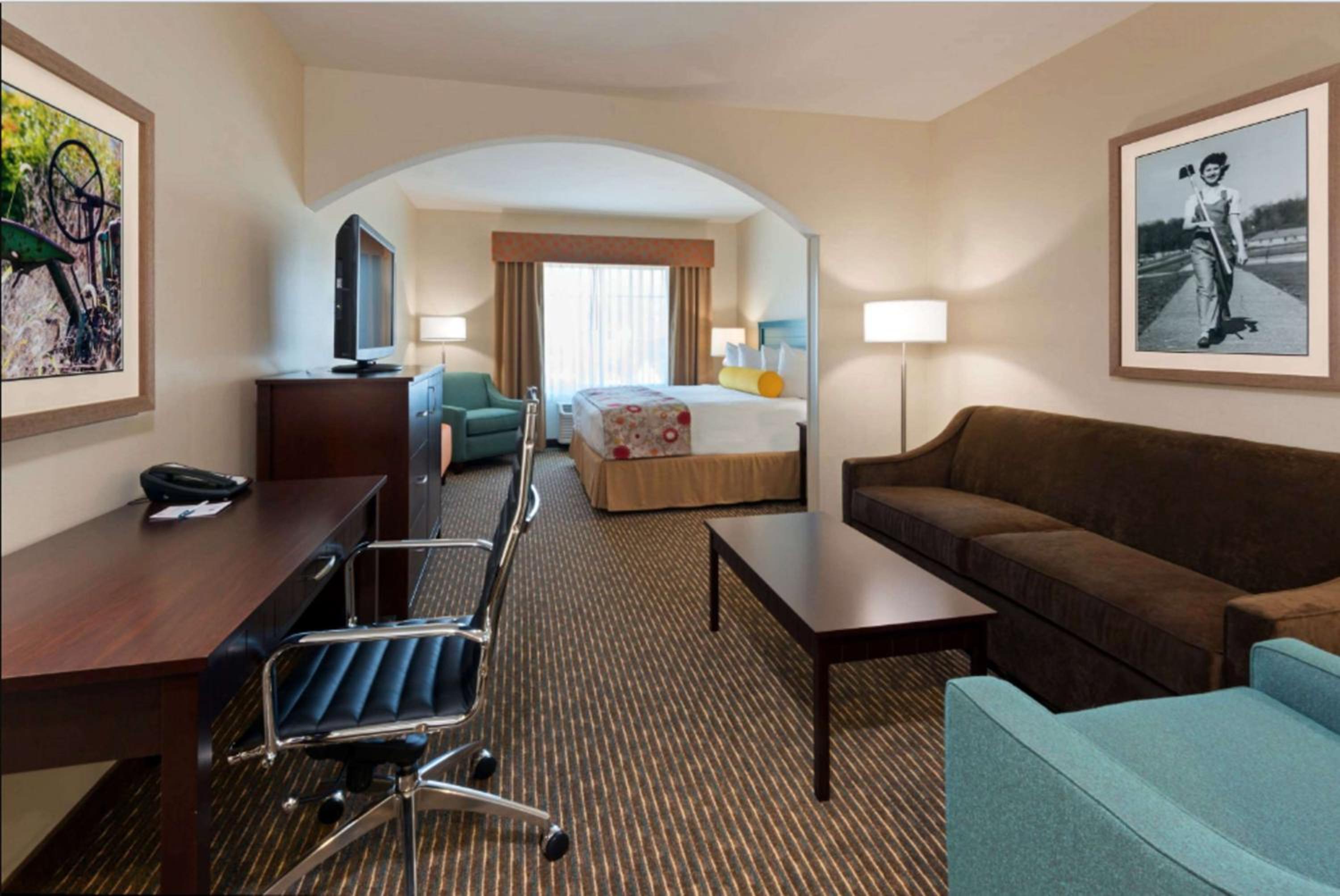 King Suite with Sofa Bed - Non-Smoking photo 1