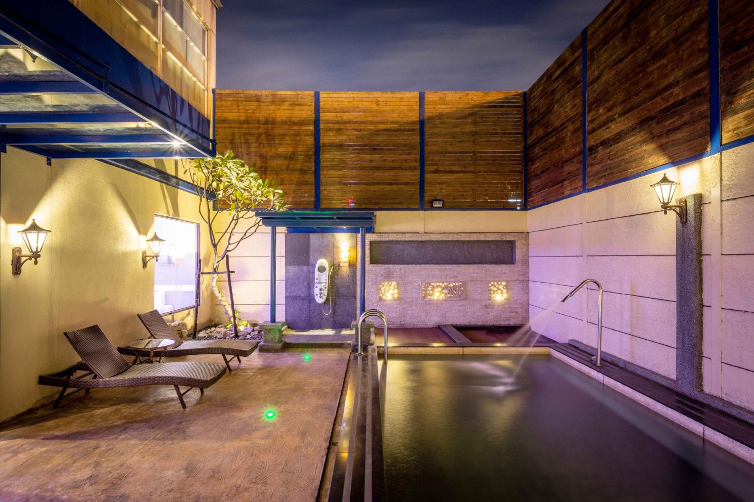 Queen Room with Pool View photo 2