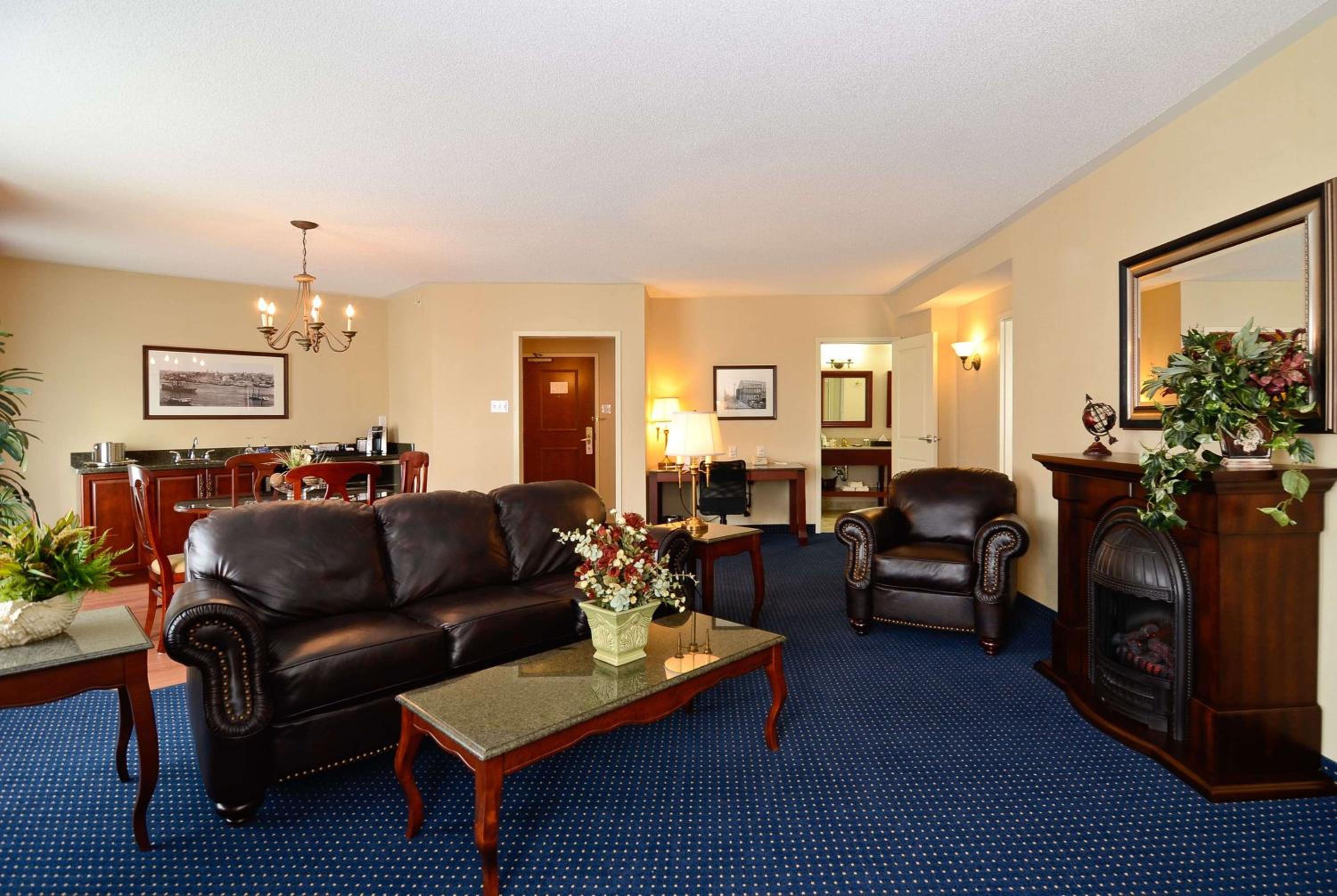 King Suite - Non-Smoking - Photo 6