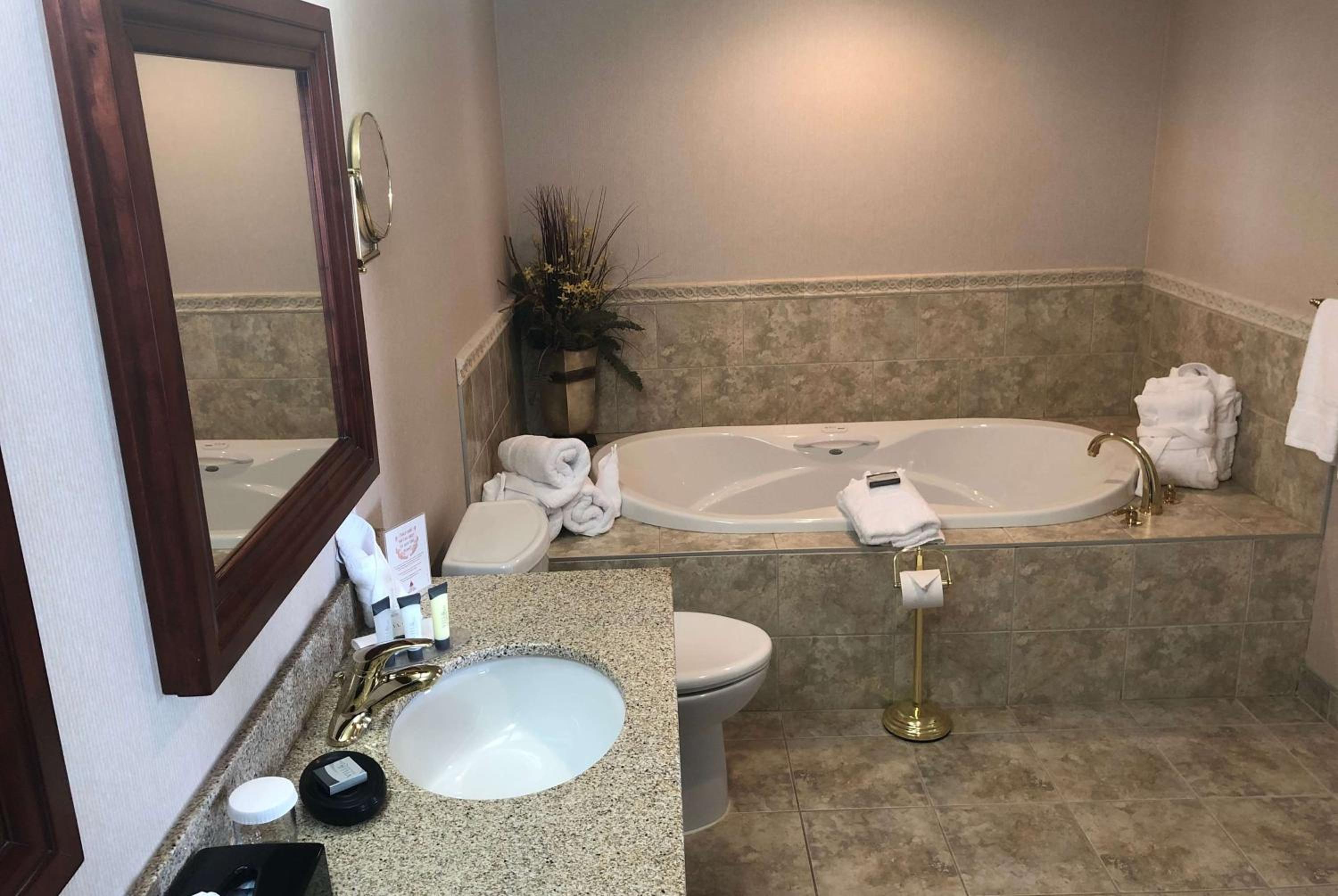 King Suite - Non-Smoking - Photo 2