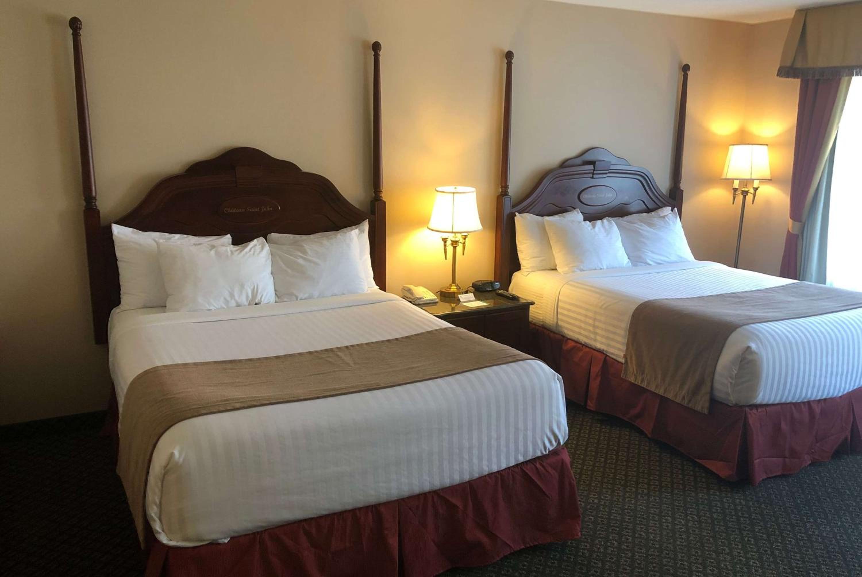Deluxe Queen Room with Two Queen Beds - Non-Smoking - Photo 4