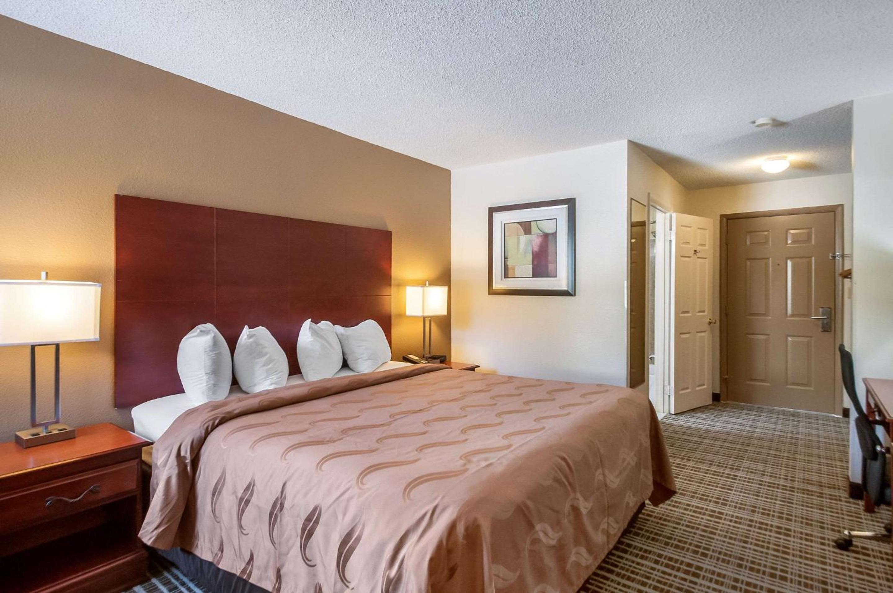Standard King Room photo 2