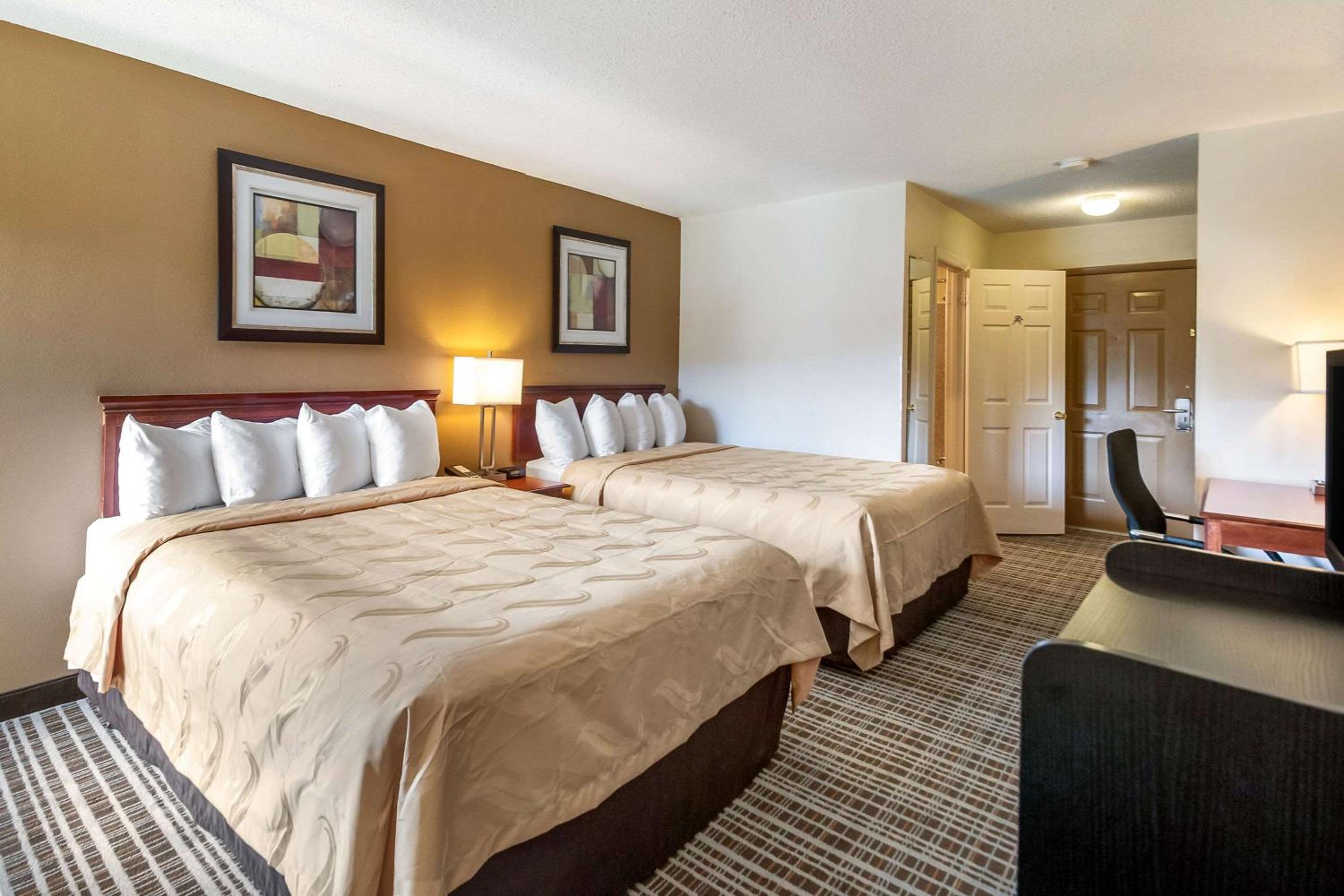 Standard Queen Room with Two Queen Beds photo 3