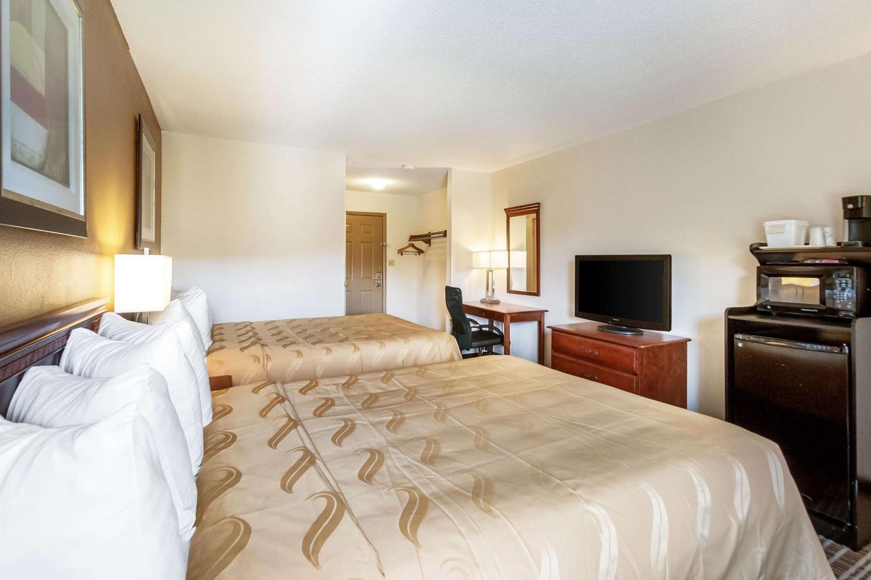 Standard Queen Room with Two Queen Beds photo 2