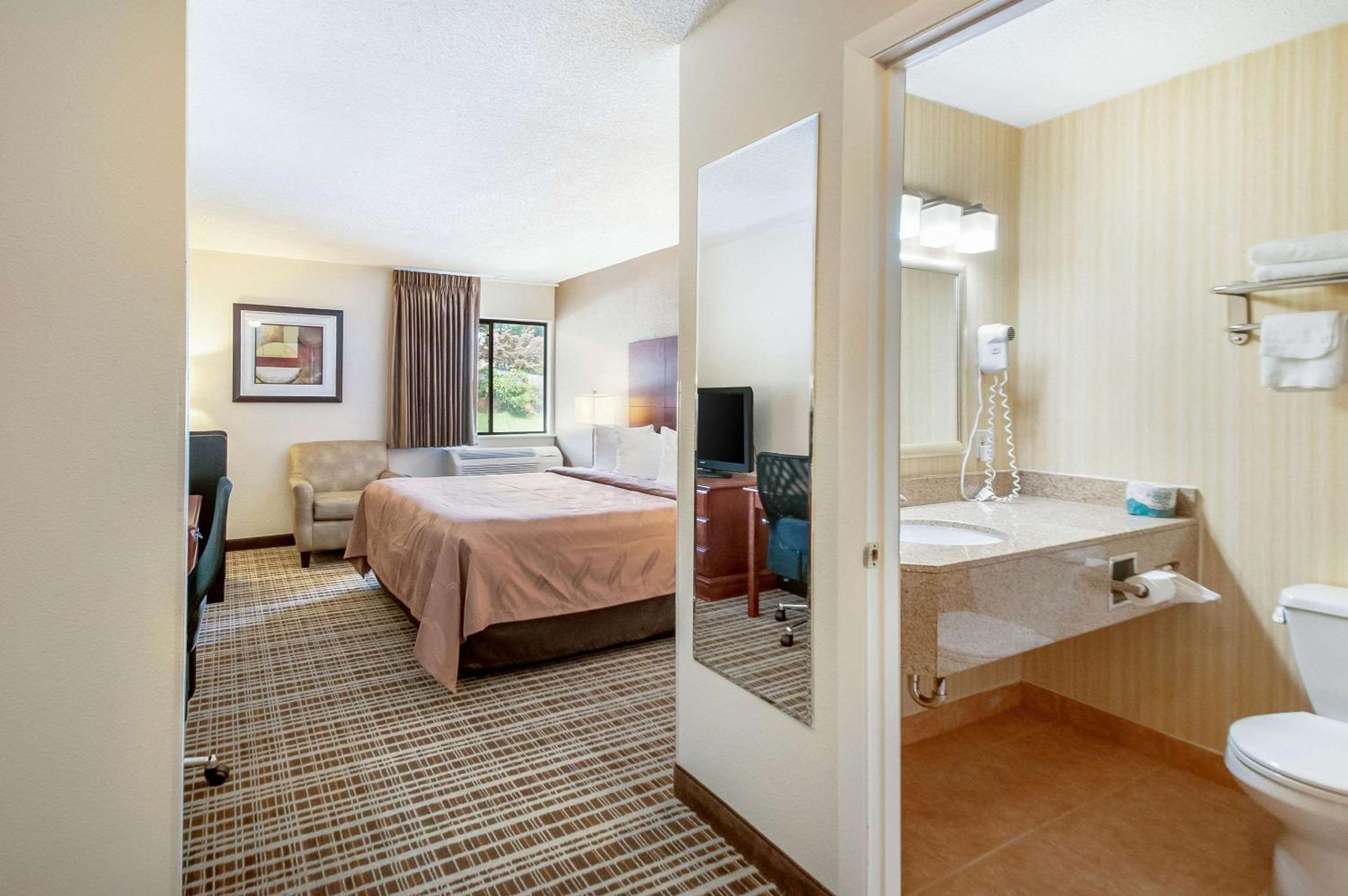 Standard King Room photo 3