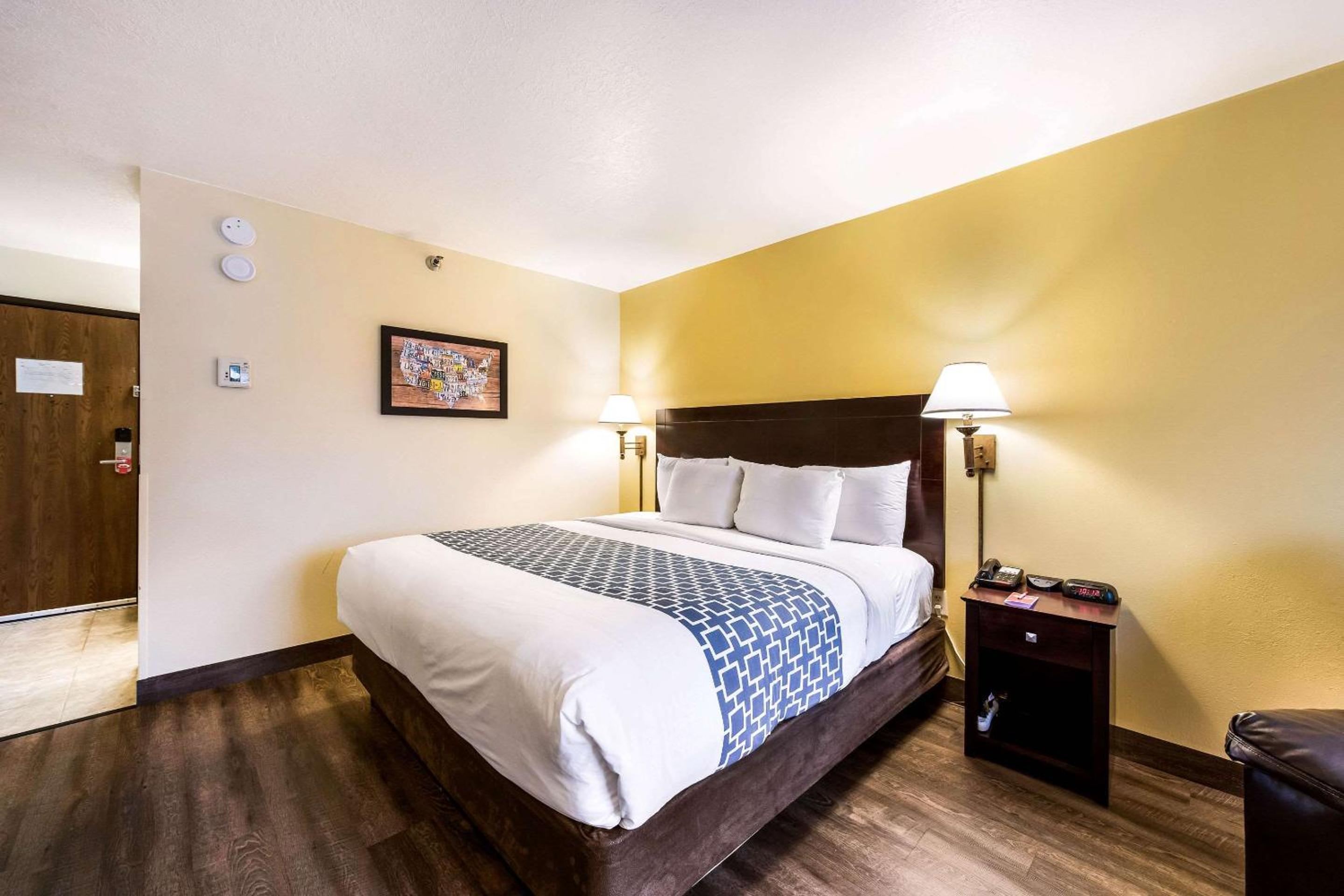 Standard King Room - Non-Smoking  - Photo 1