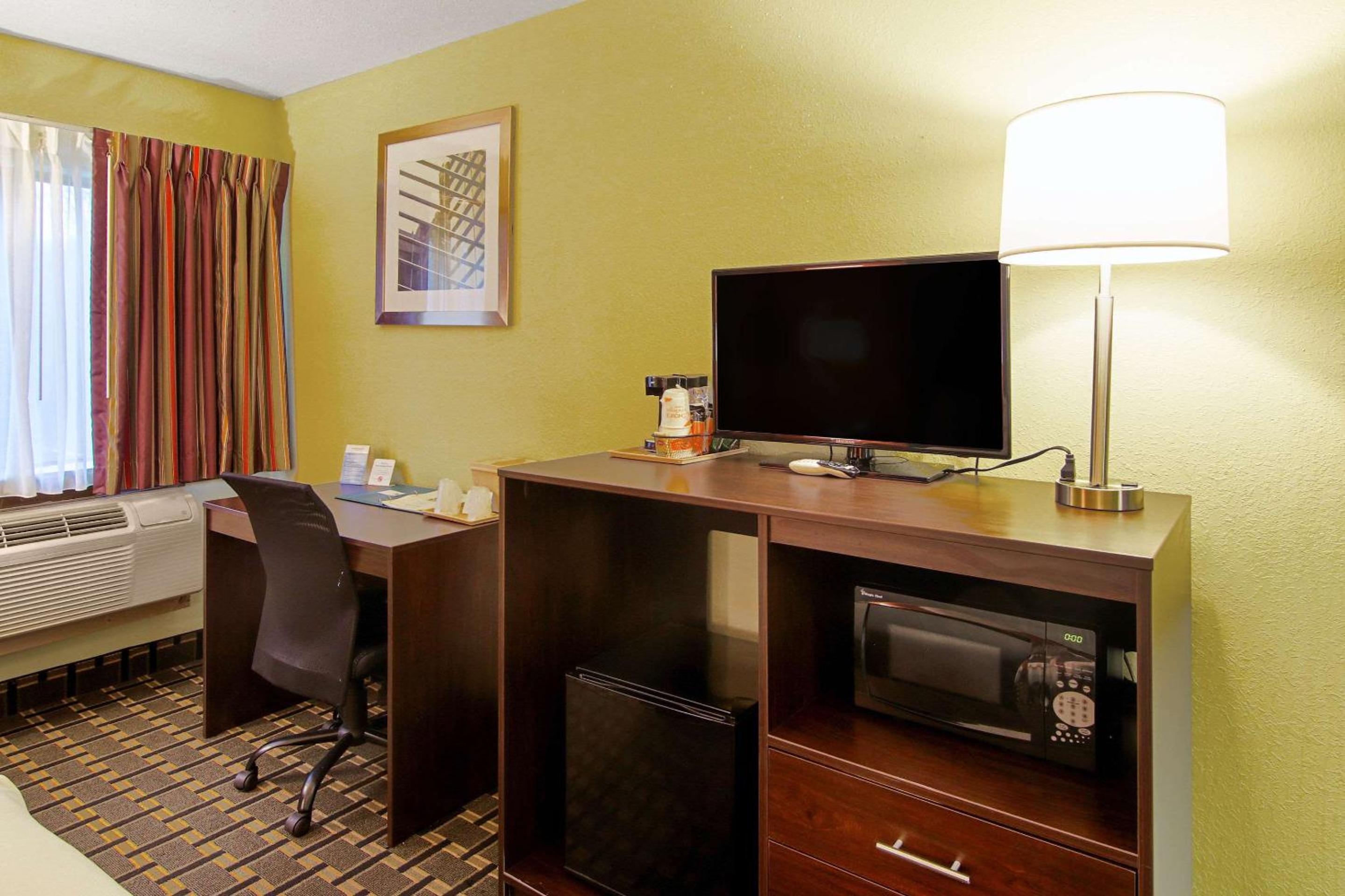 Queen Room with Two Queen Beds - Non-Smoking - Photo 2