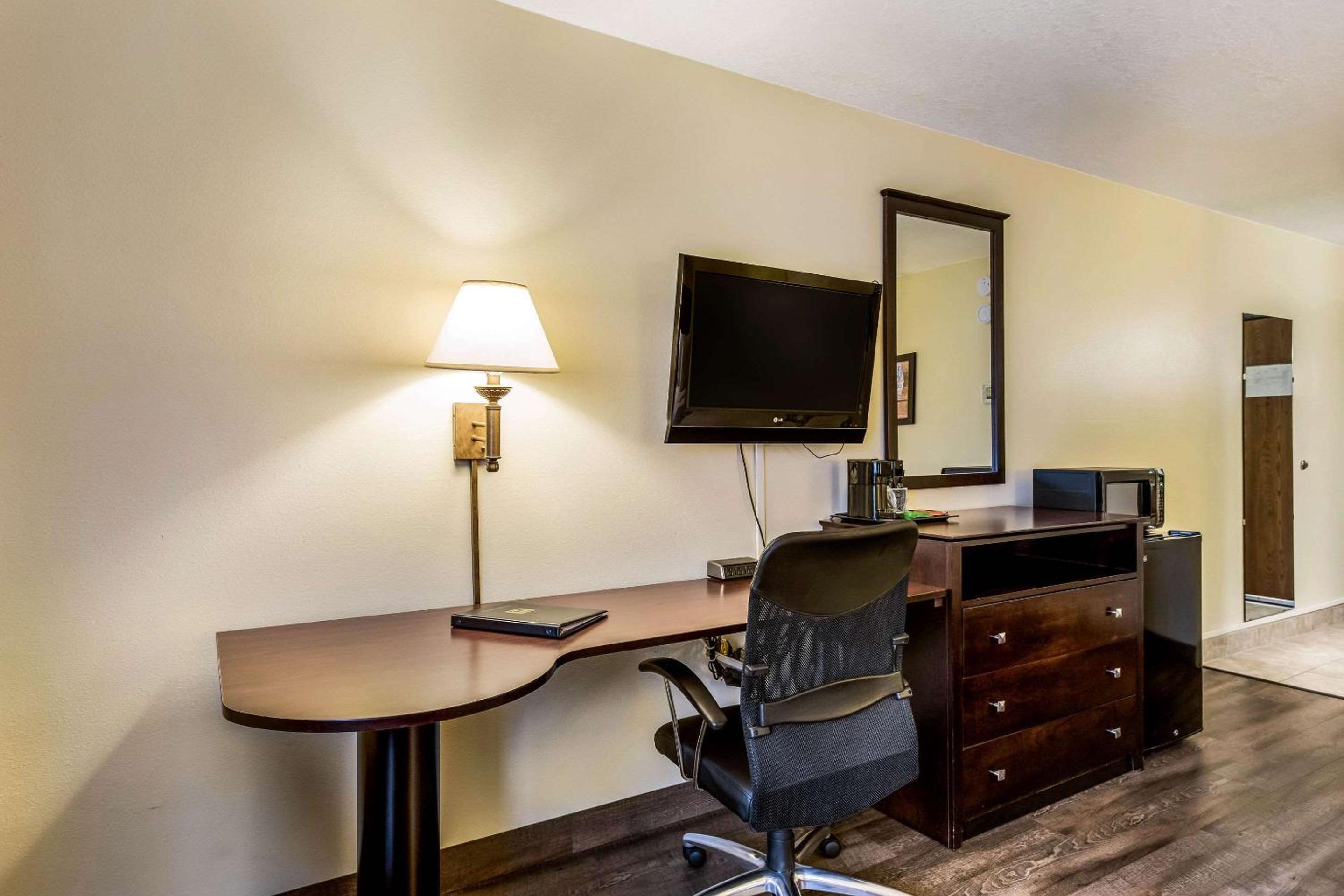 Standard King Room - Non-Smoking  - Photo 2