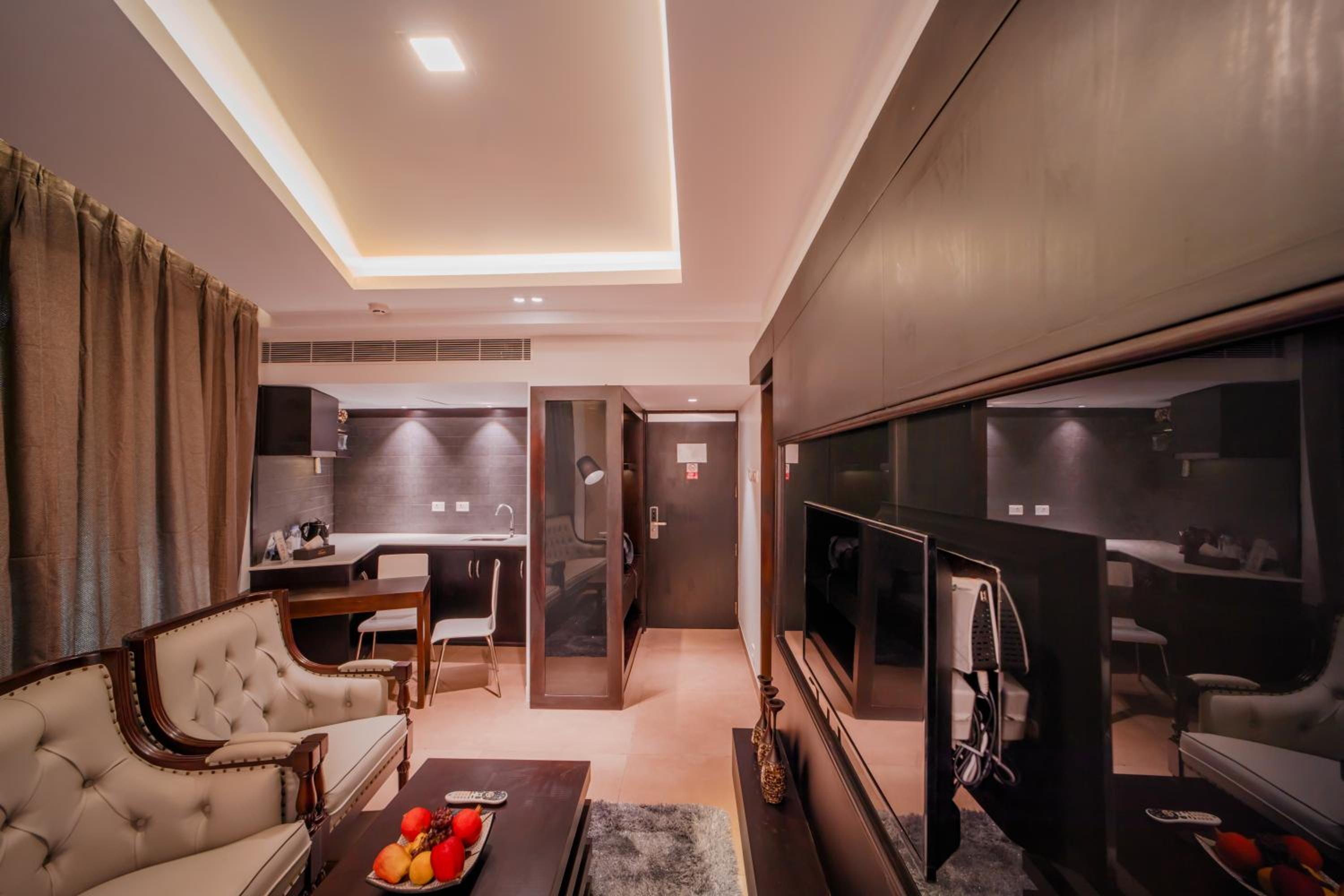 Deluxe Queen Suite - Photo 3