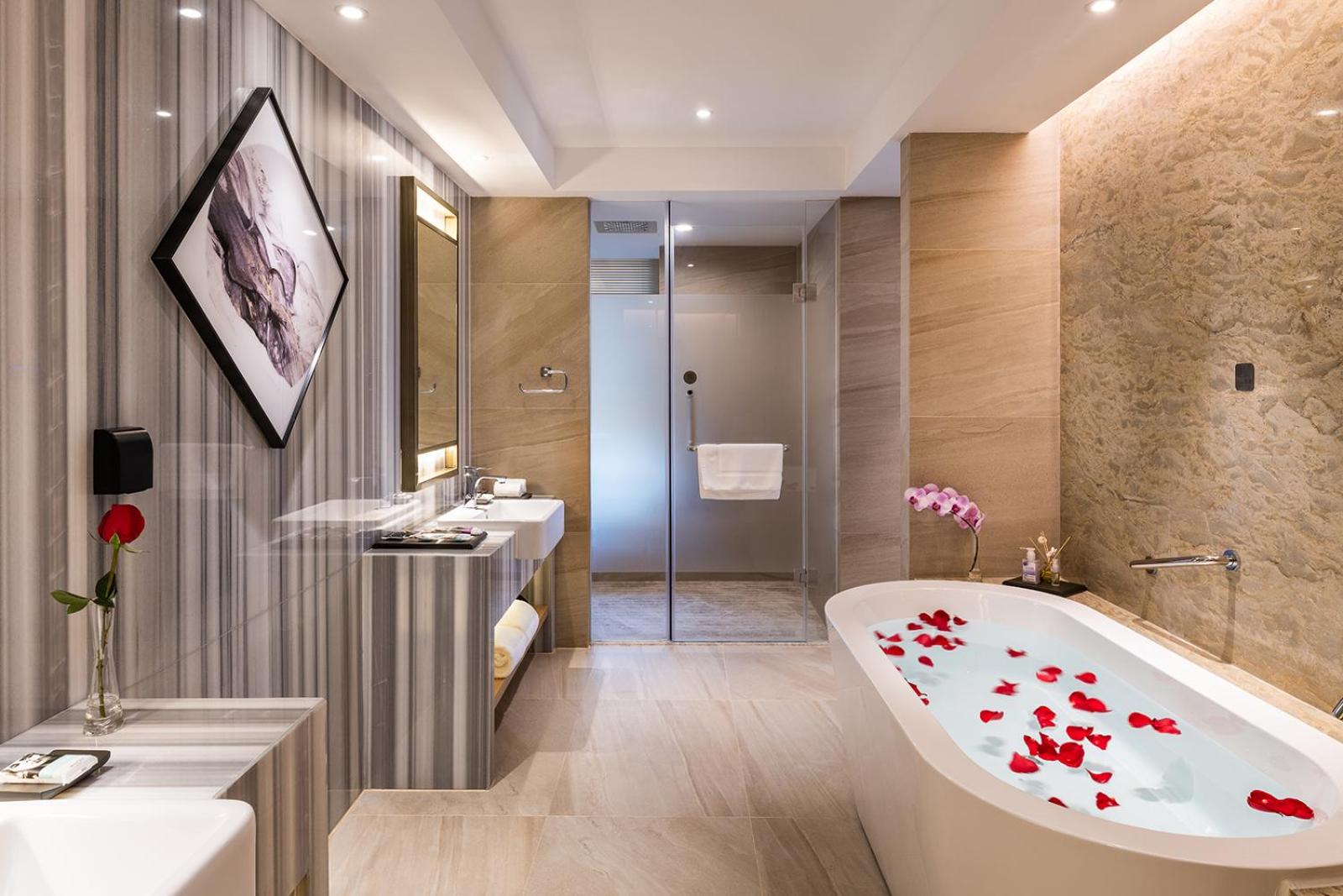 Deluxe King Room - Photo 3