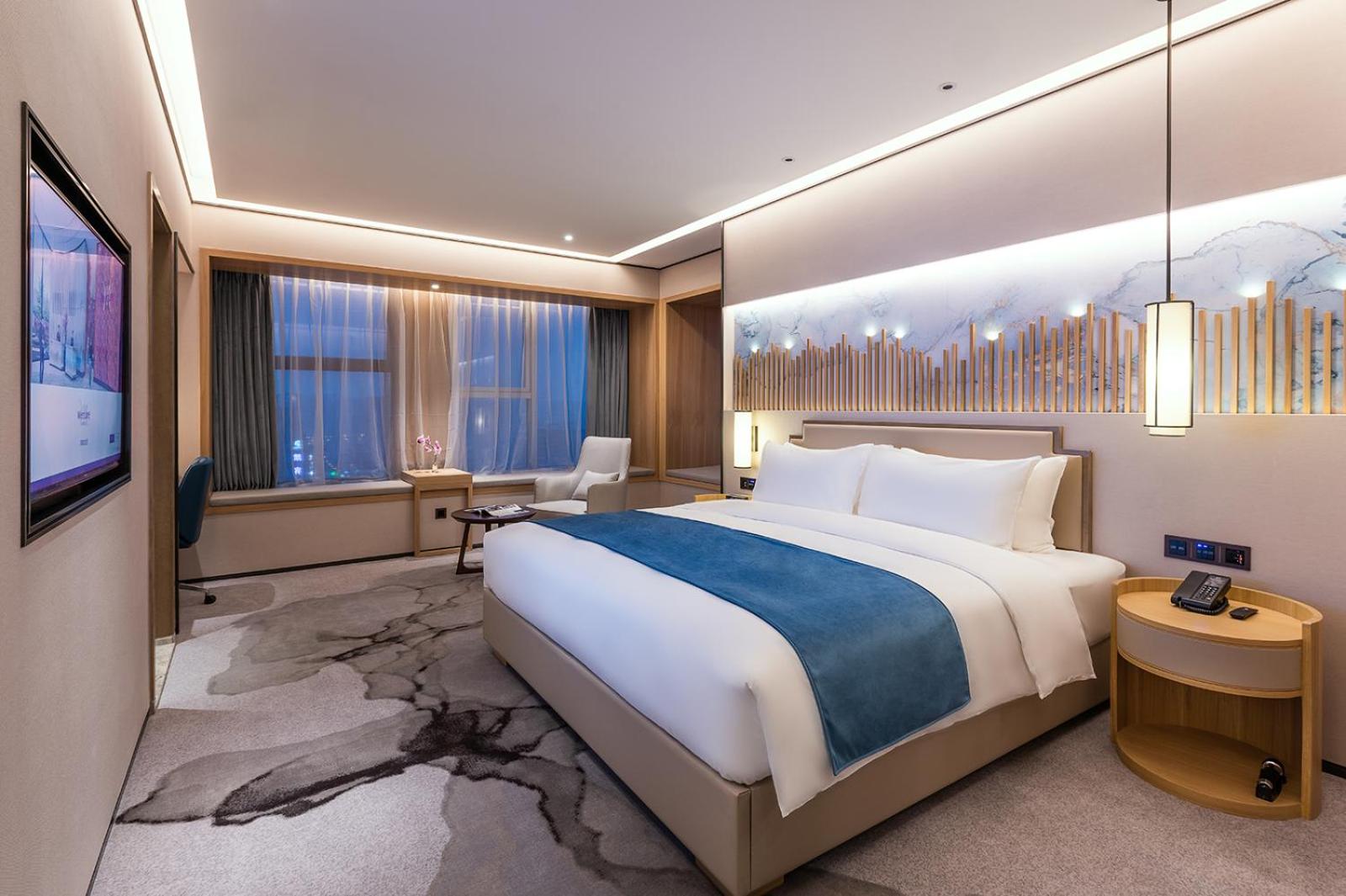 Deluxe King Room - Photo 2