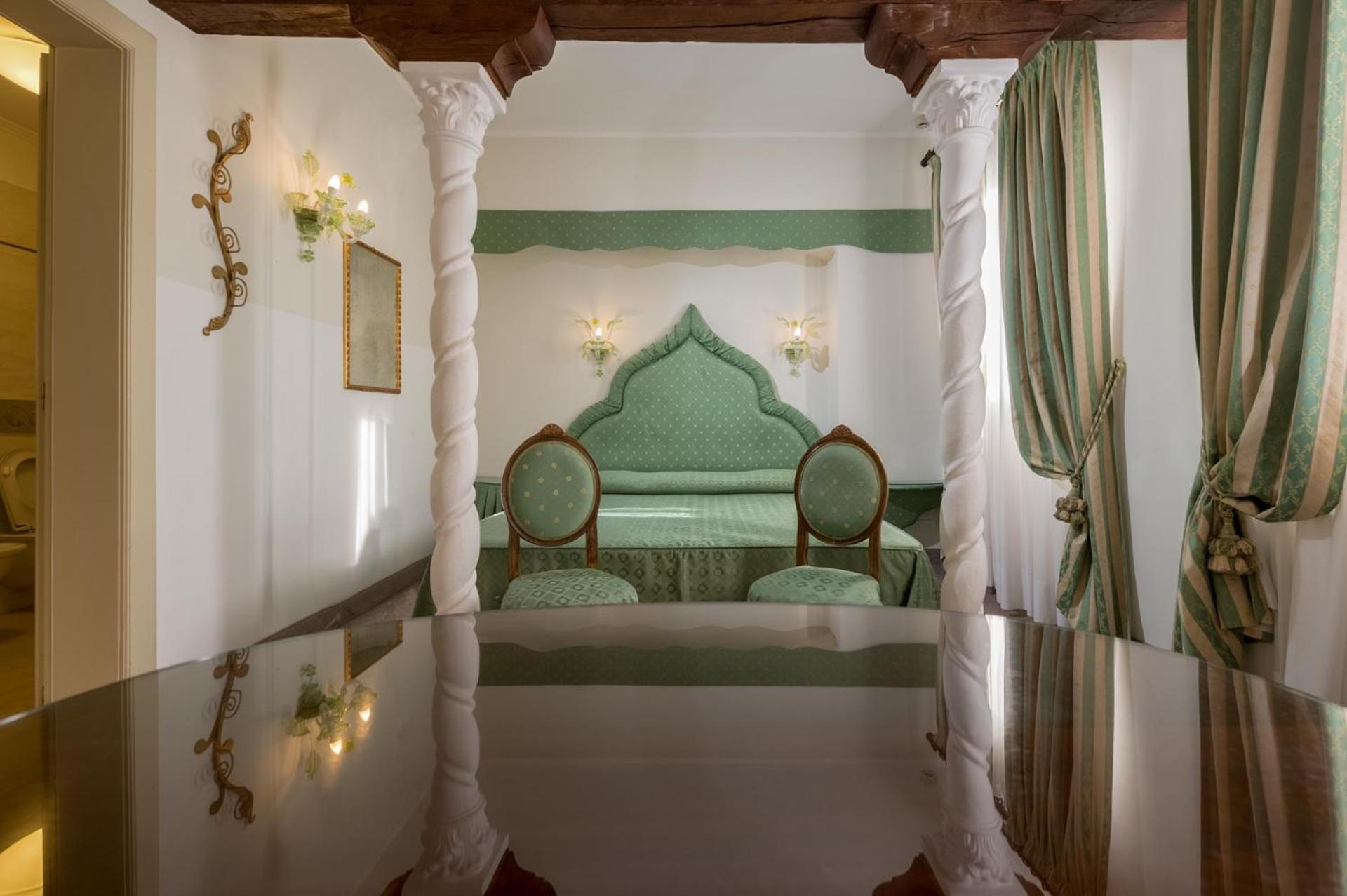 Deluxe King Room thumbnail 6