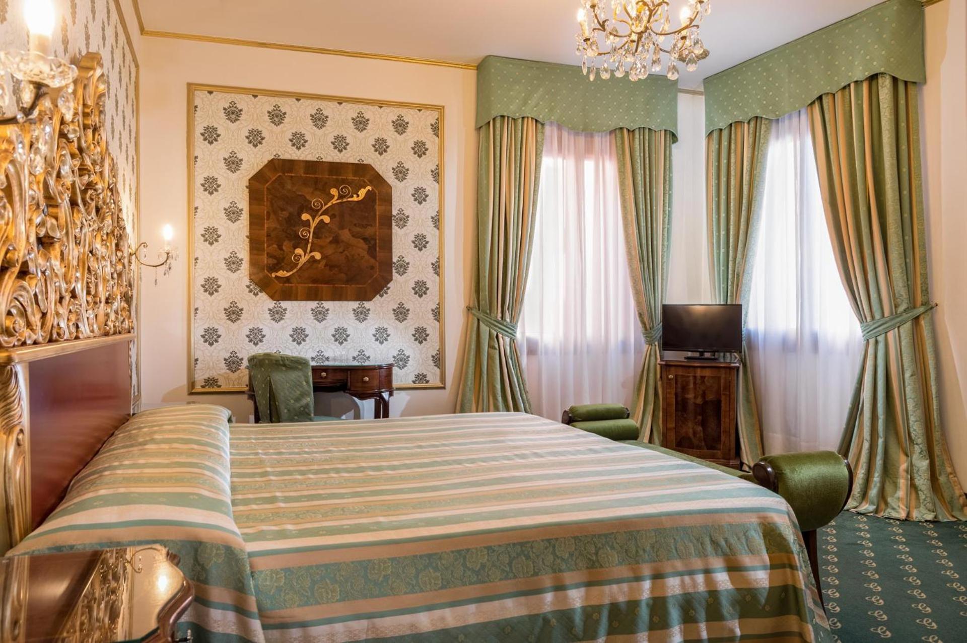 Deluxe King Room thumbnail 6