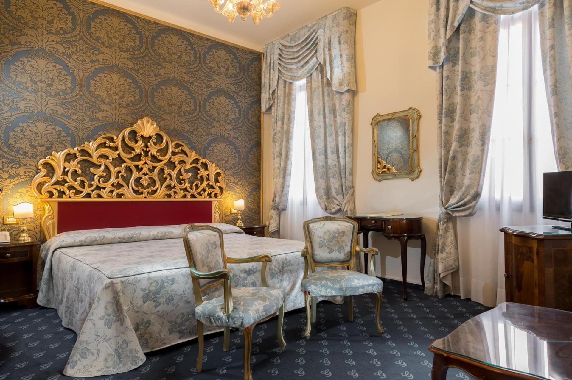 Deluxe King Room thumbnail 5