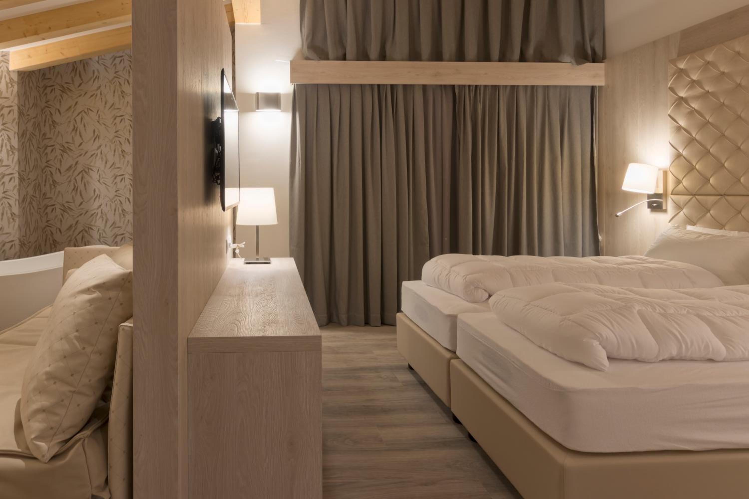Suite - Photo 1