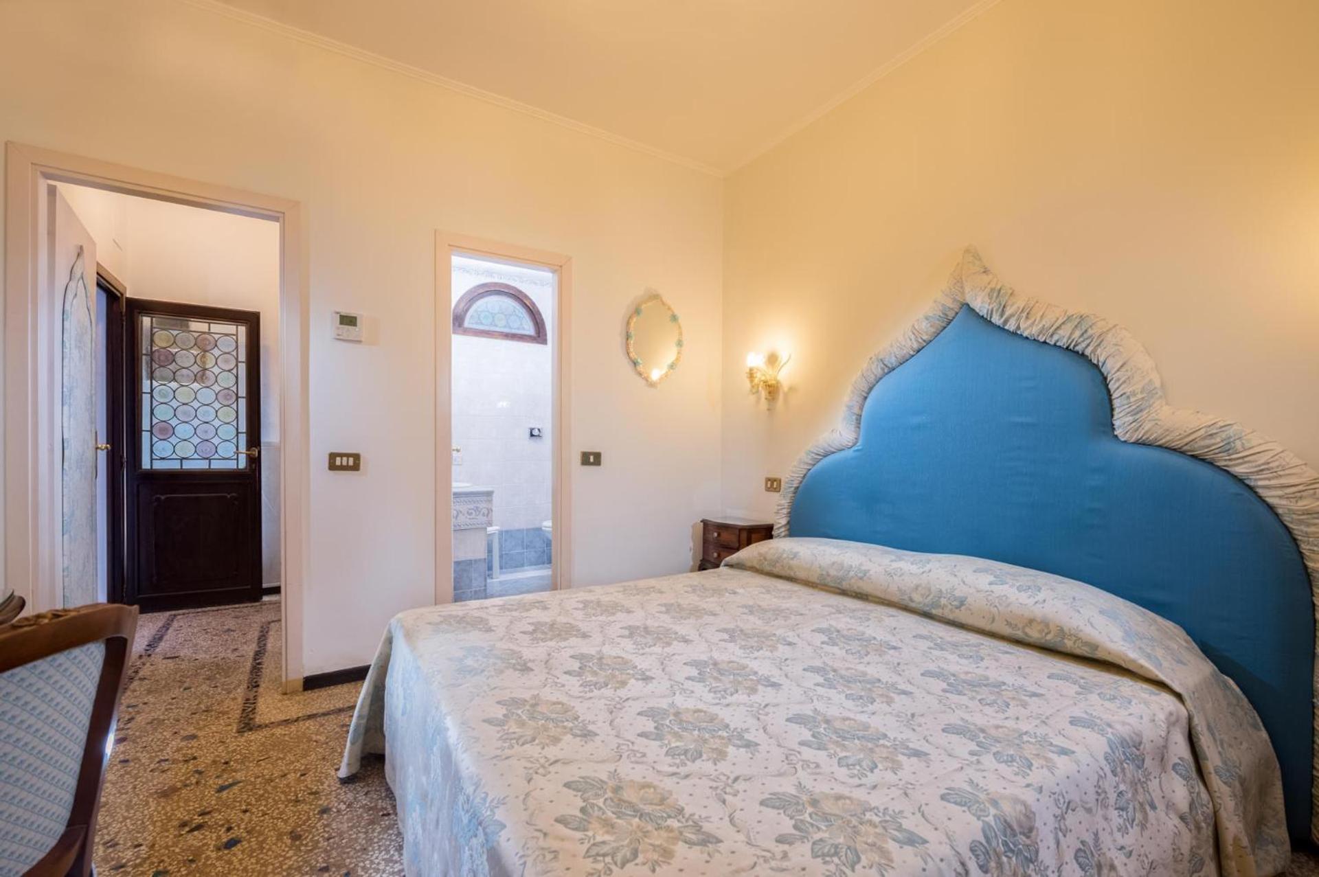 Double or Twin Room with Swimming Pool Access thumbnail 5