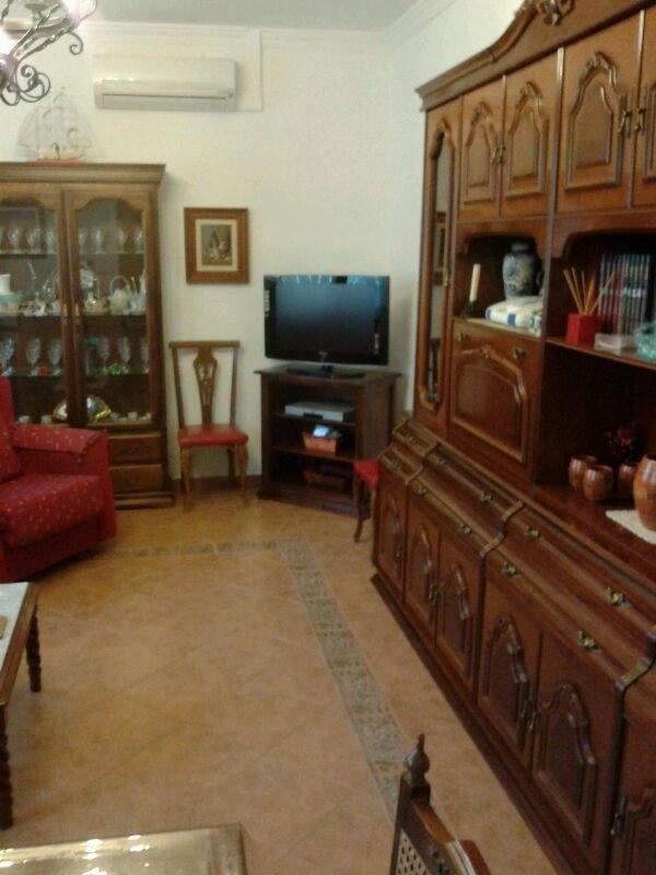 Habitación individual con baño privado externo.