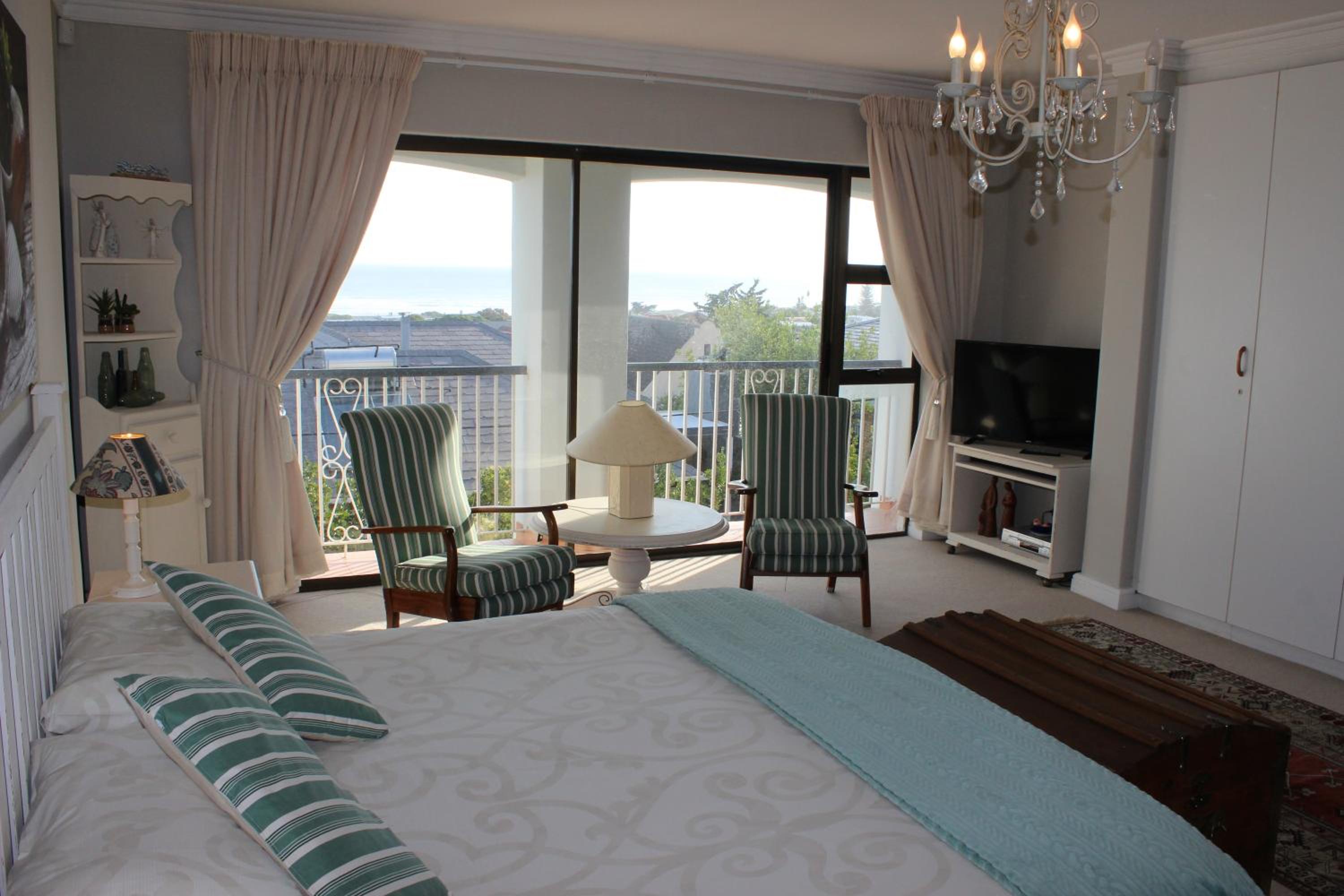 Five-Bedroom Holiday Home - Photo 12