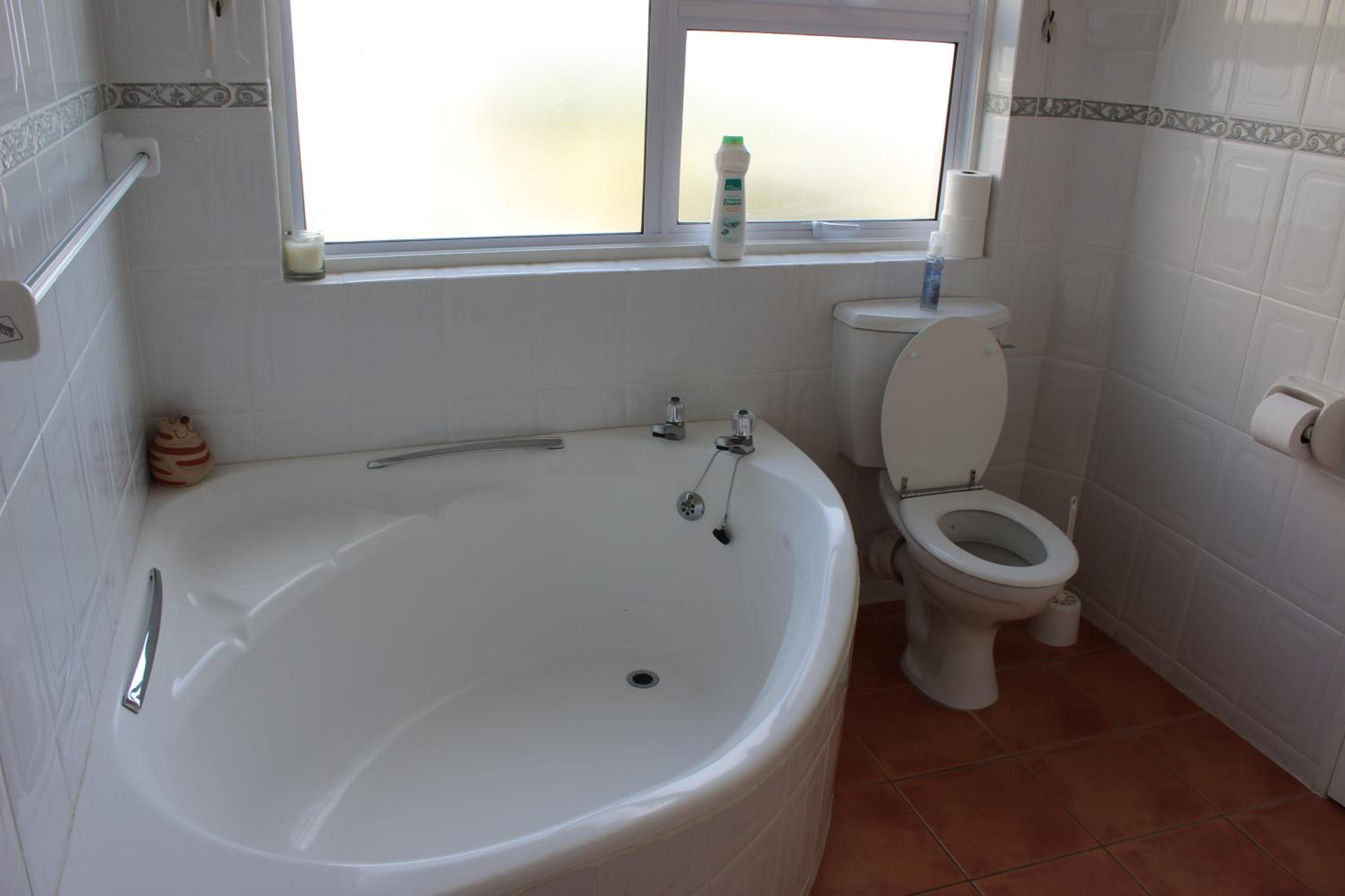 Five-Bedroom Holiday Home - Photo 18