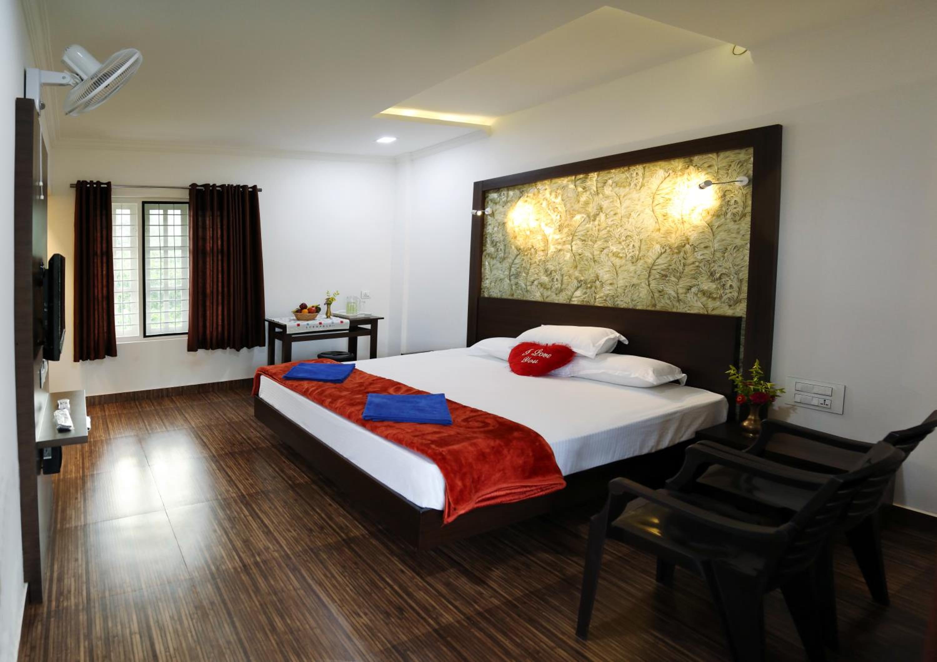 Deluxe Double Room with Balcony photo 3