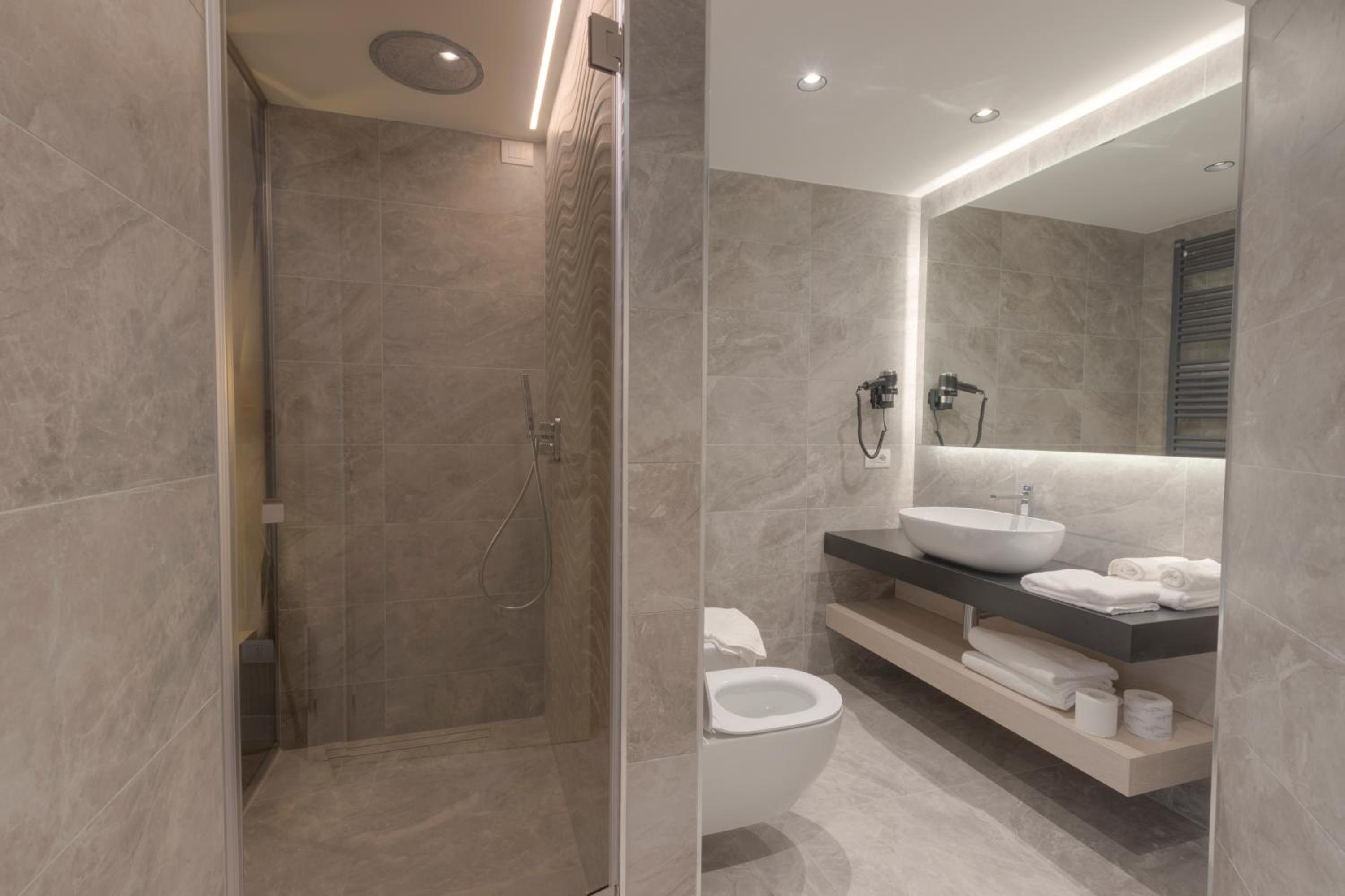 Double Room with Balcony - Photo 4