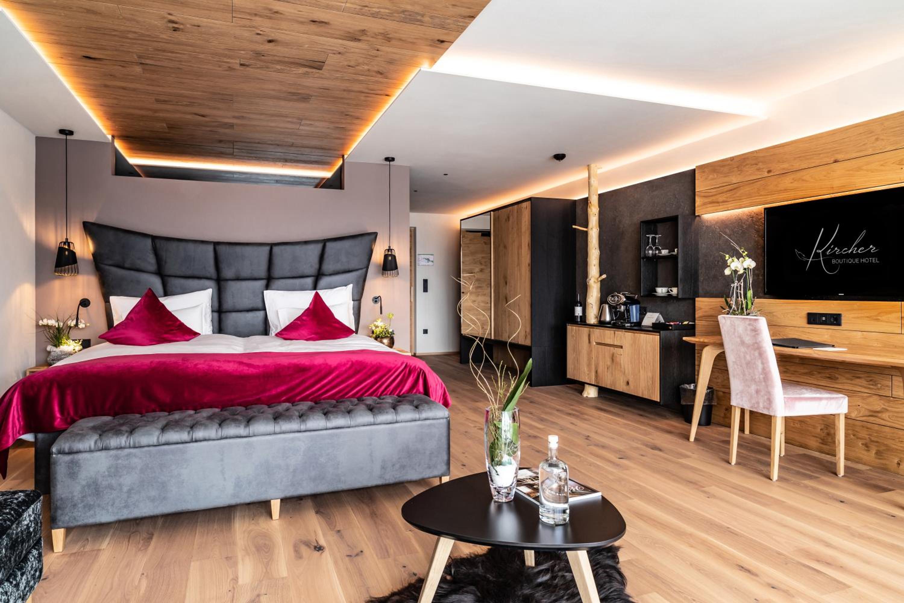 Junior Suite with Balcony and Mountain View photo 2