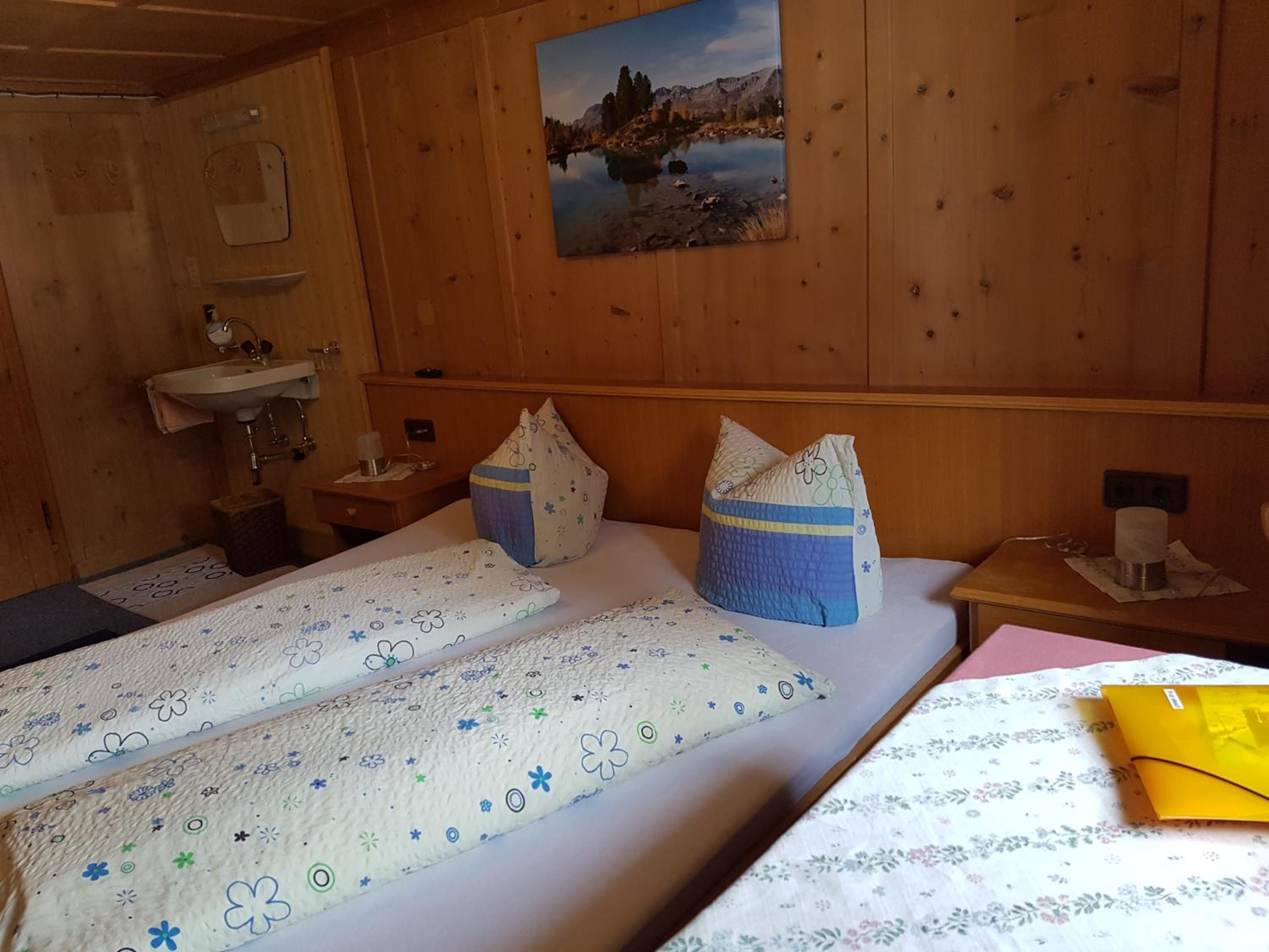 Double Room with Shared Bathroom photo 2