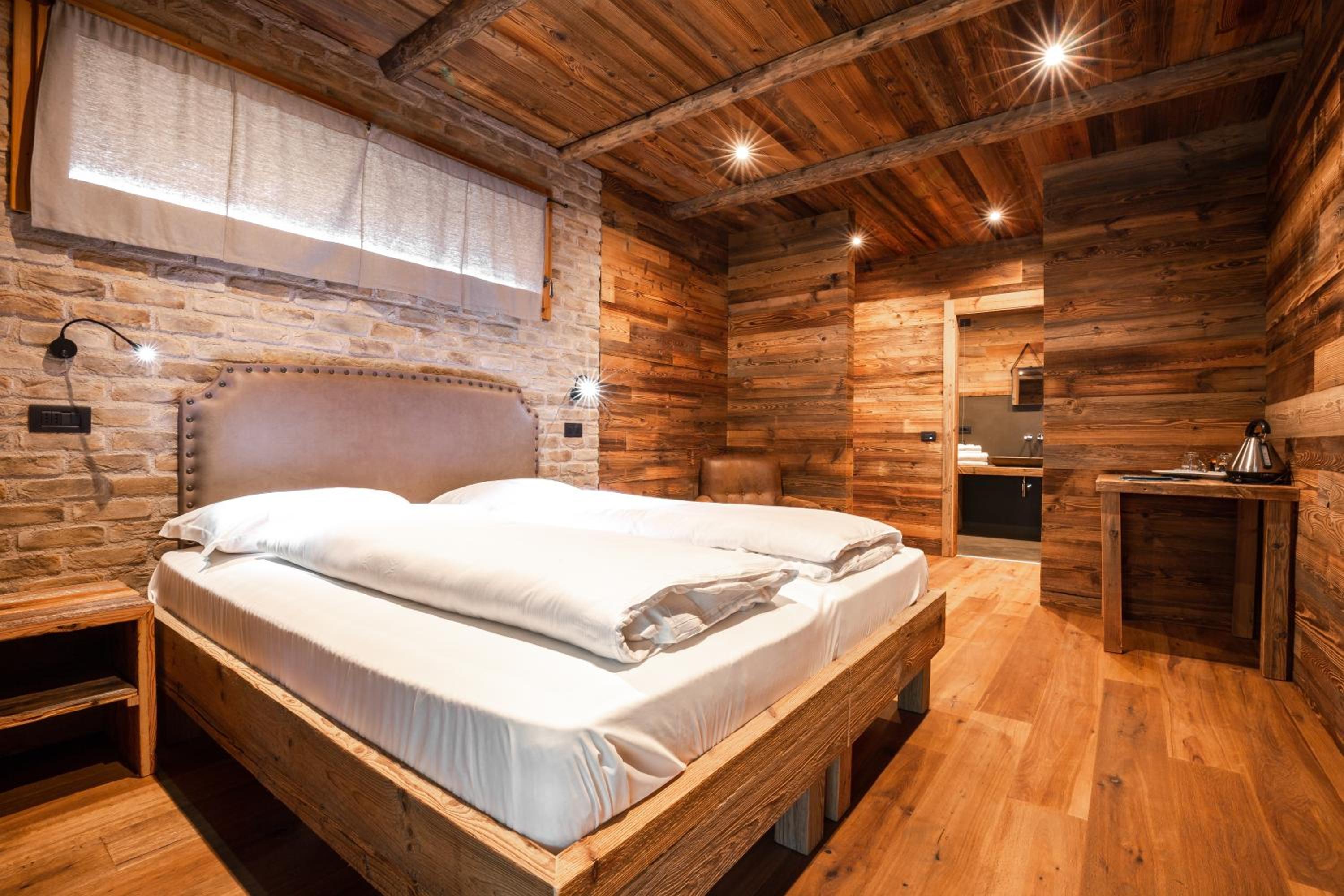 Deluxe Double Room with Bath - Photo 9