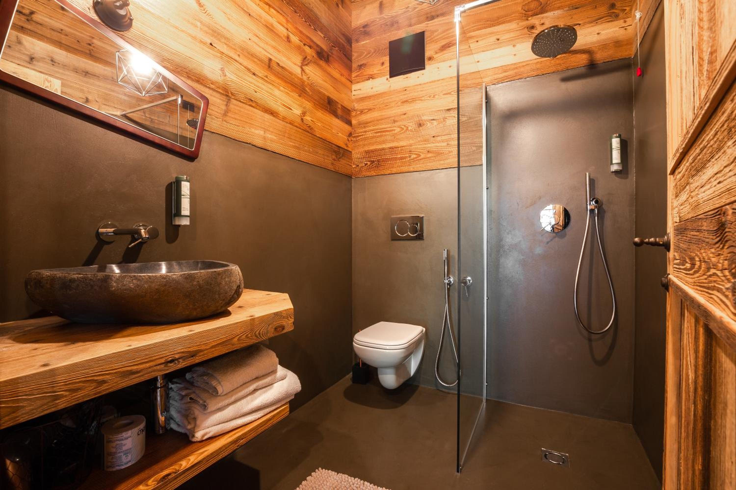 Deluxe Double Room with Bath - Photo 11