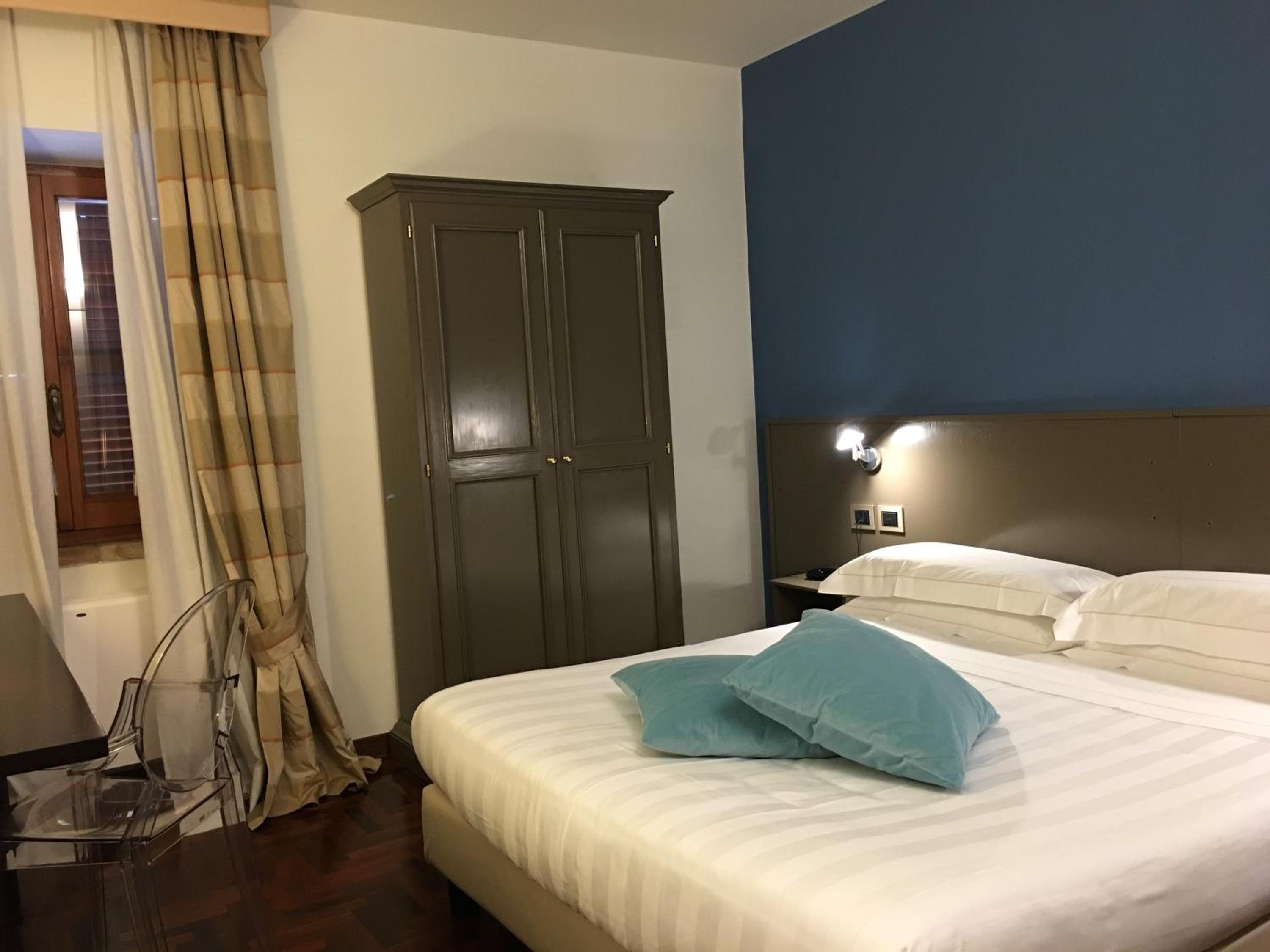 Standard Double or Twin Room - Photo 7
