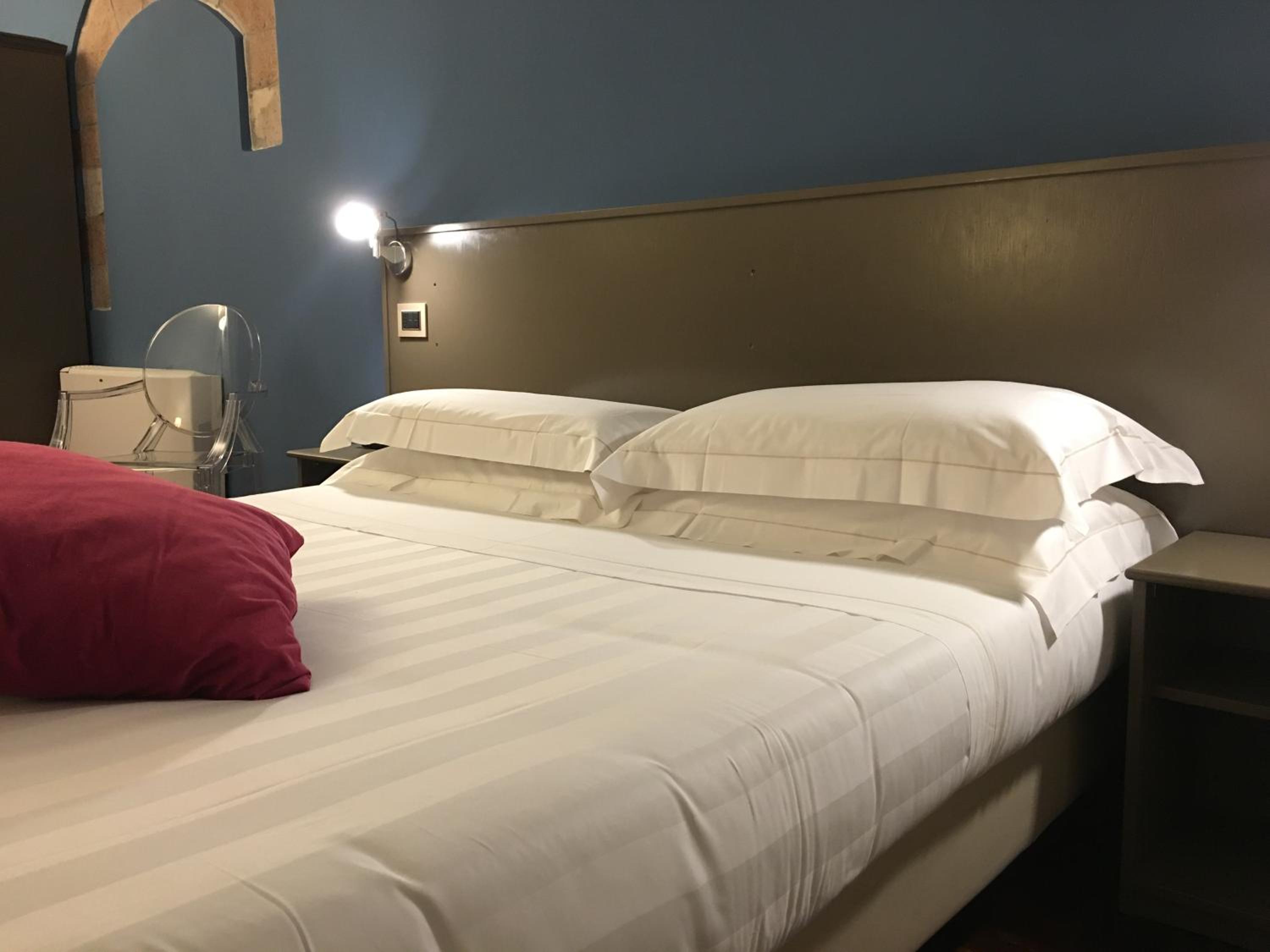 Standard Double or Twin Room - Photo 8
