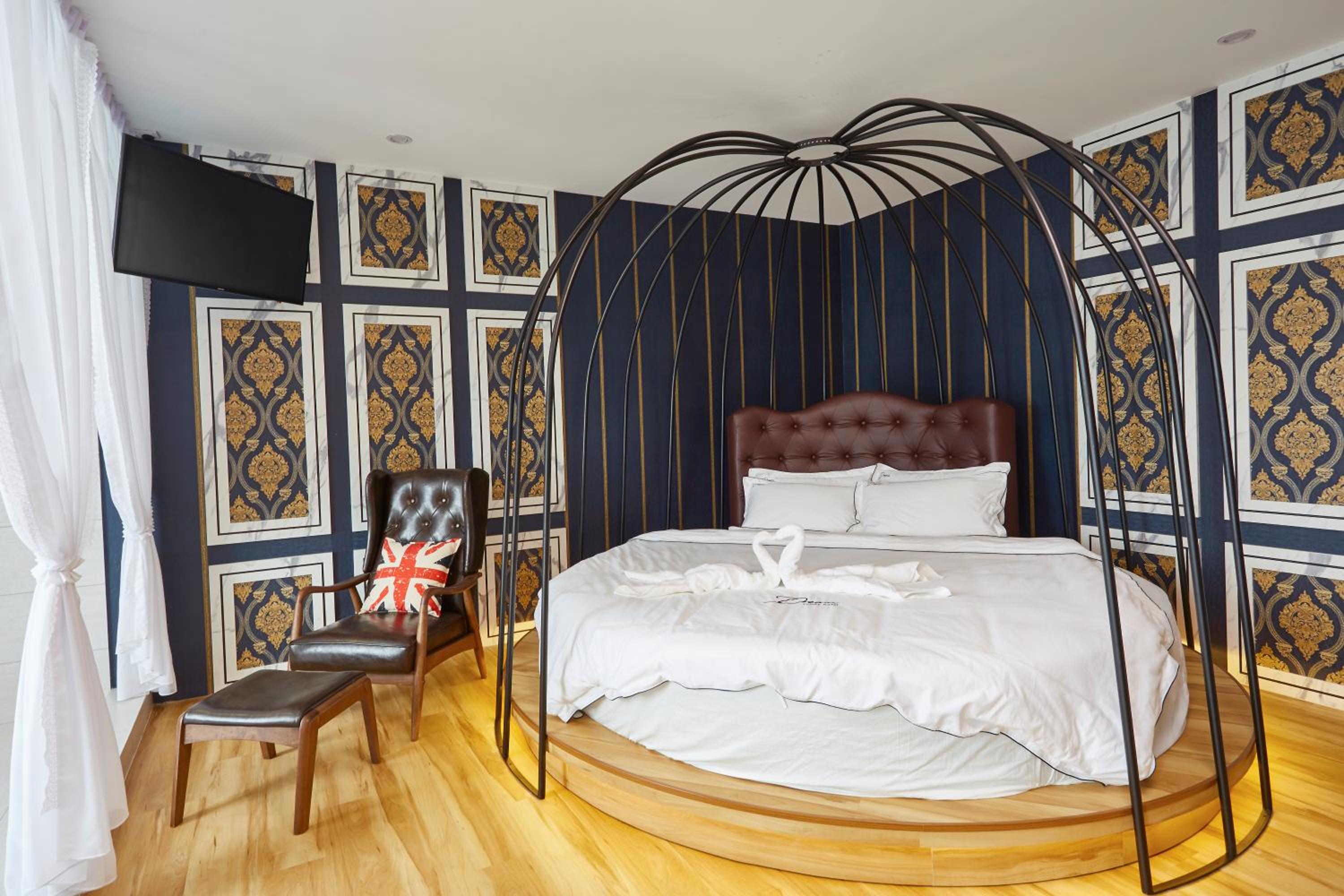King Suite with Spa Bath photo 1
