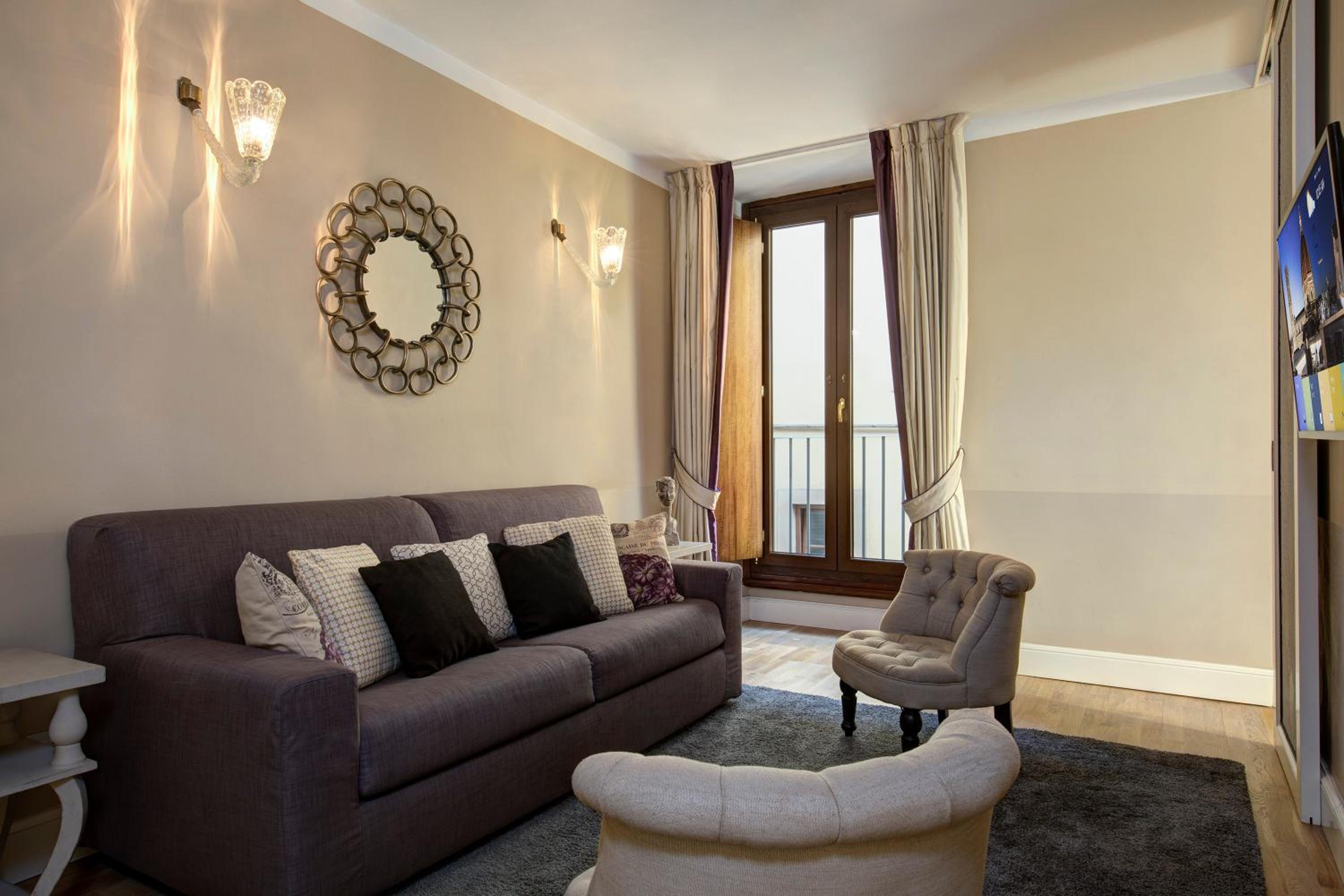 Suite - Photo 1