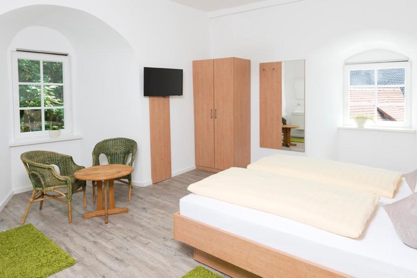 Economy Zimmer (mit Etagen-Dusche/WC) photo 1
