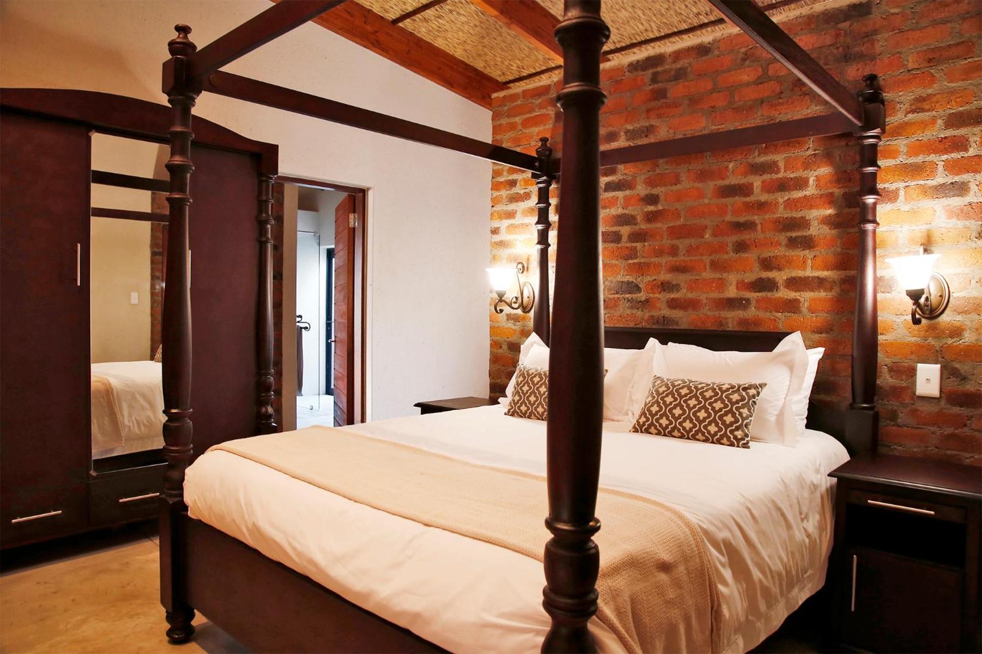 Five-Bedroom House photo 1