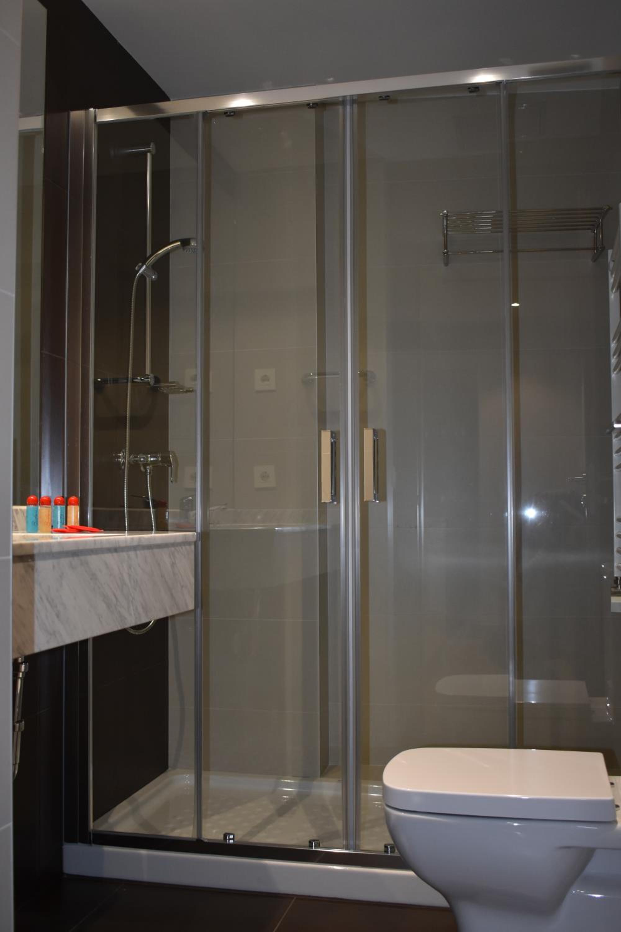 Studio Apartment (2 Adults) - Photo 2