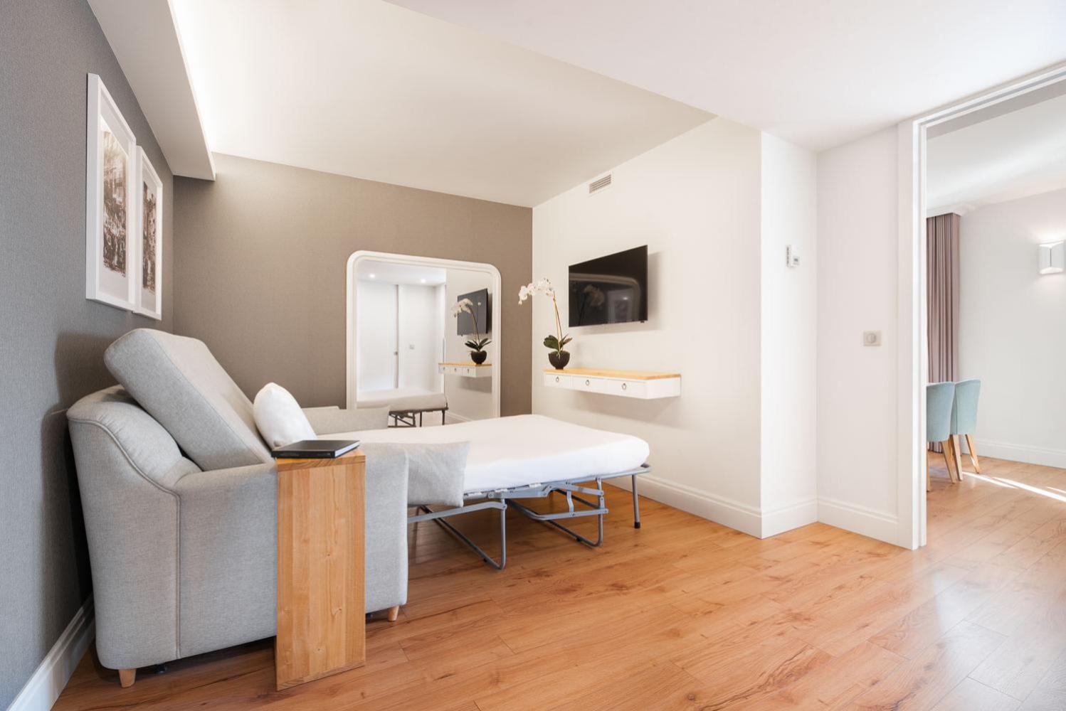 Premium Suite with River View thumbnail 6