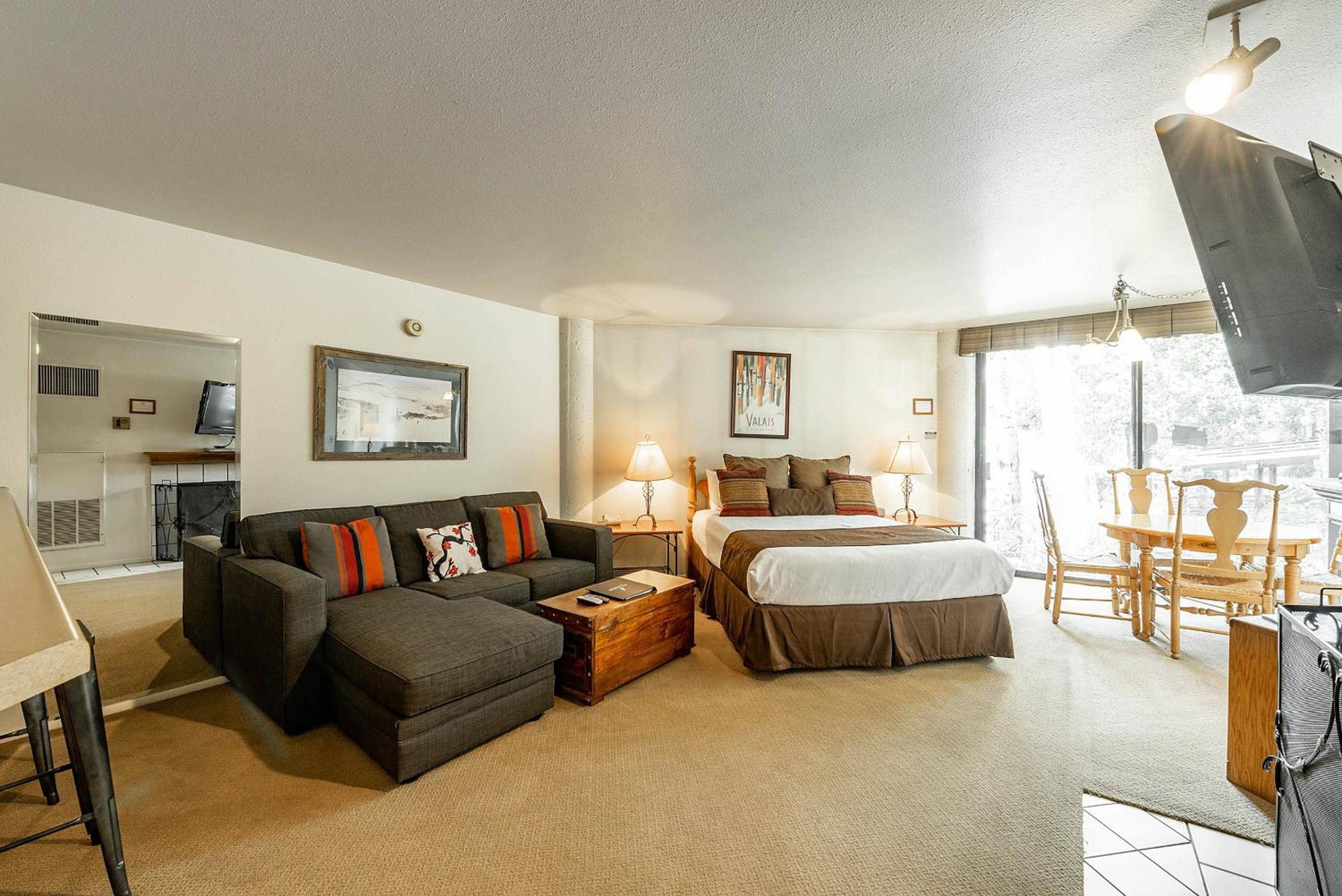Studio Suite - Photo 17
