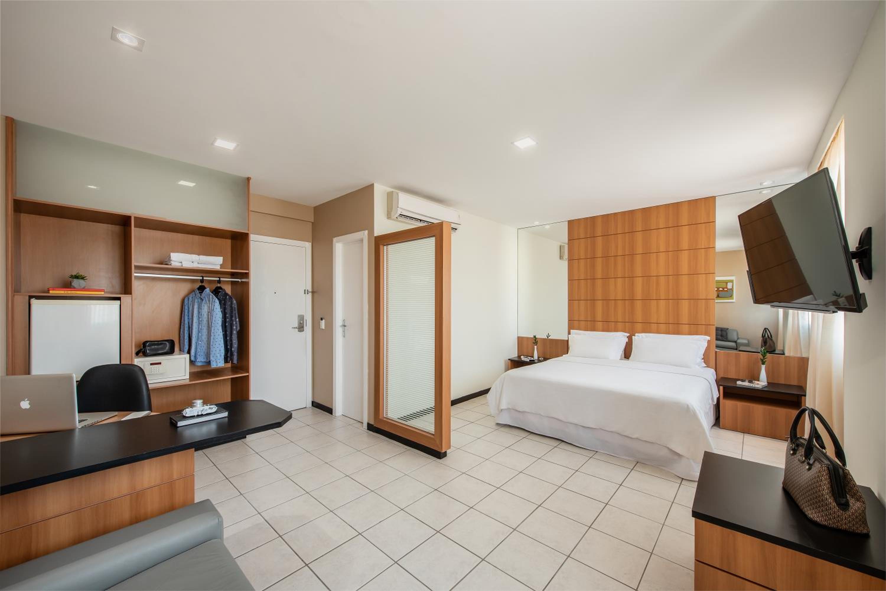 Standard Double - 1 Queen Bed - Photo 3