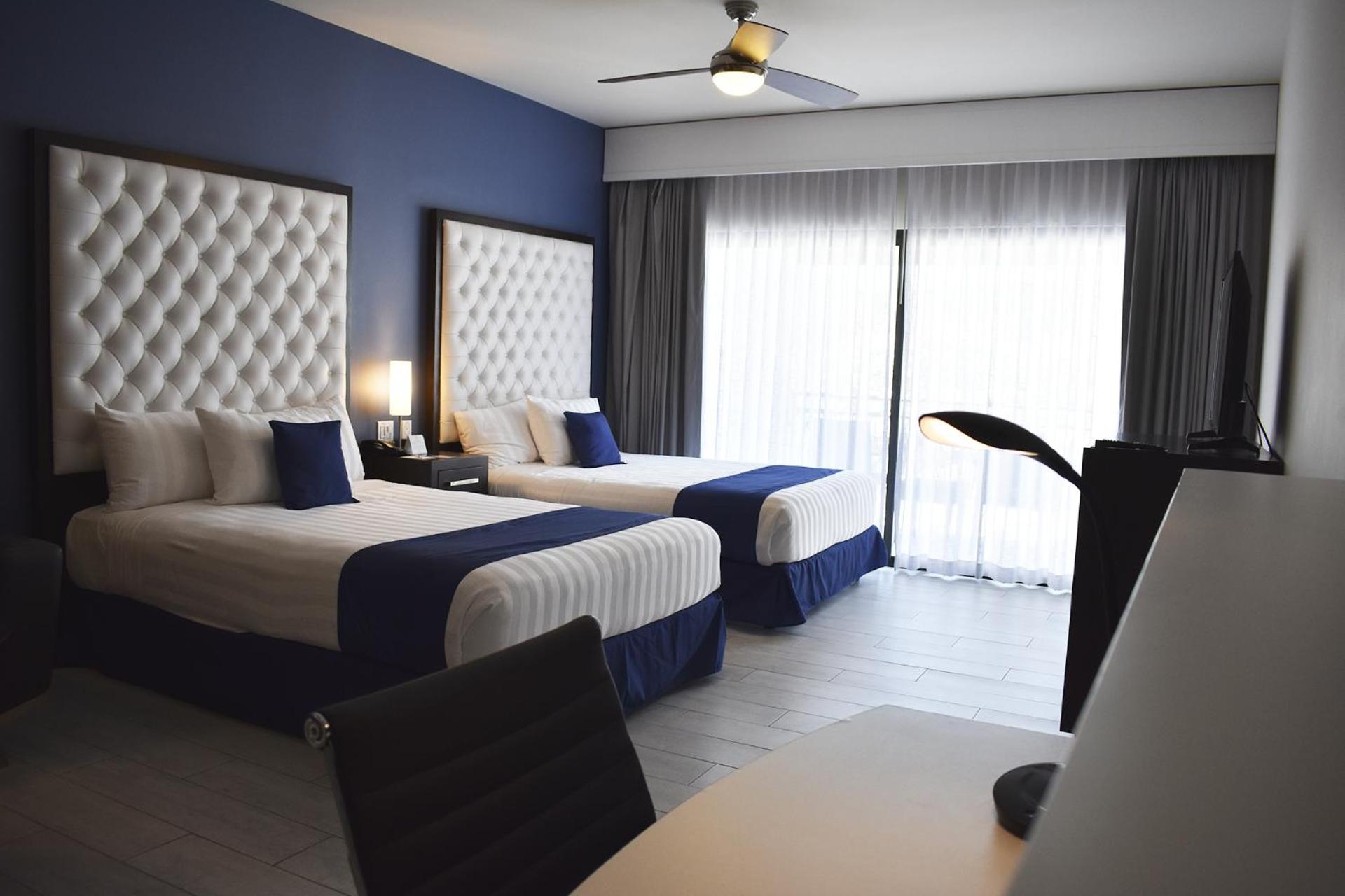 Deluxe Room with Two Queen Beds thumbnail 6