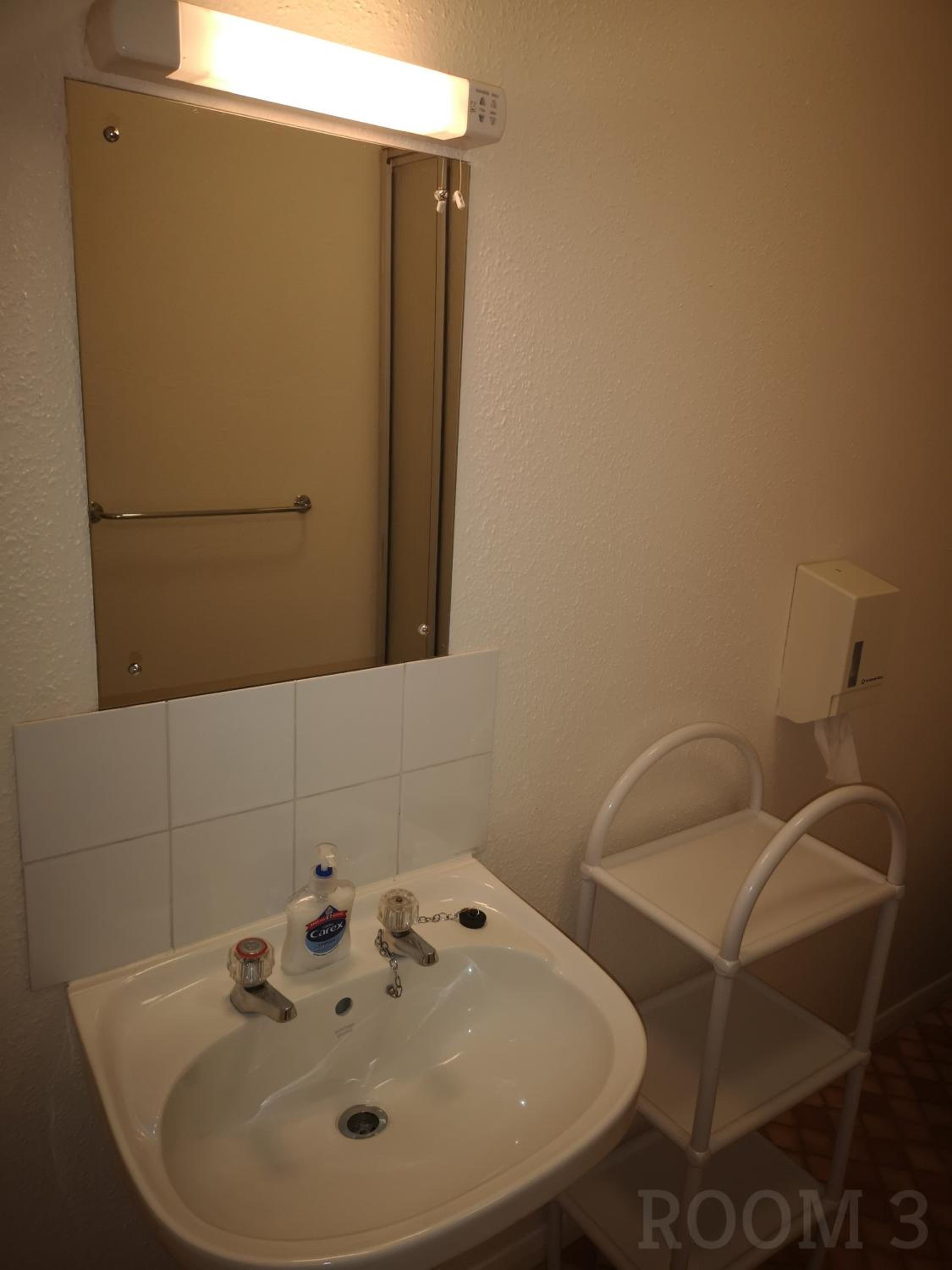 Twin Room with Private Bathroom - Photo 3