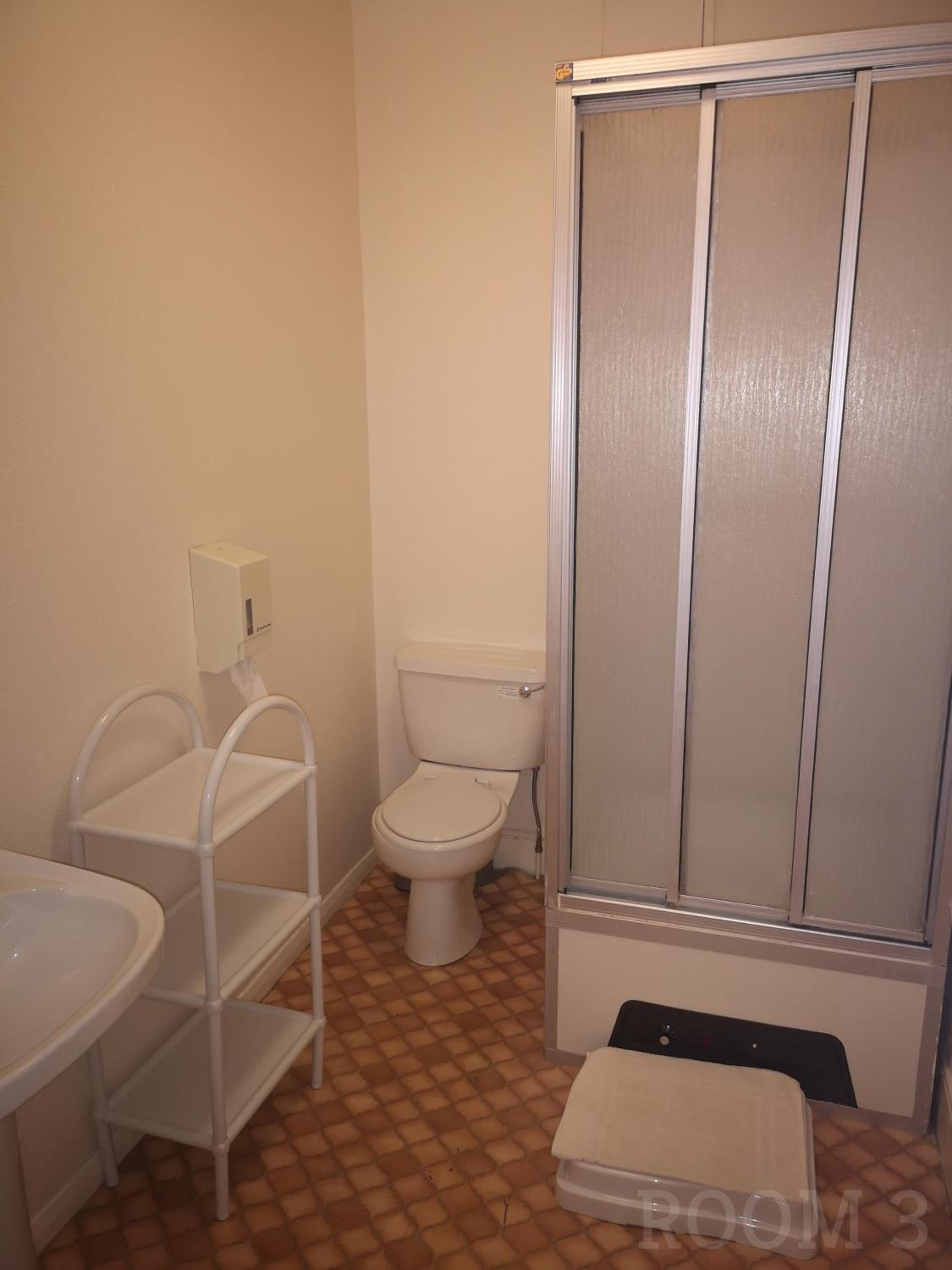 Twin Room with Private Bathroom - Photo 4