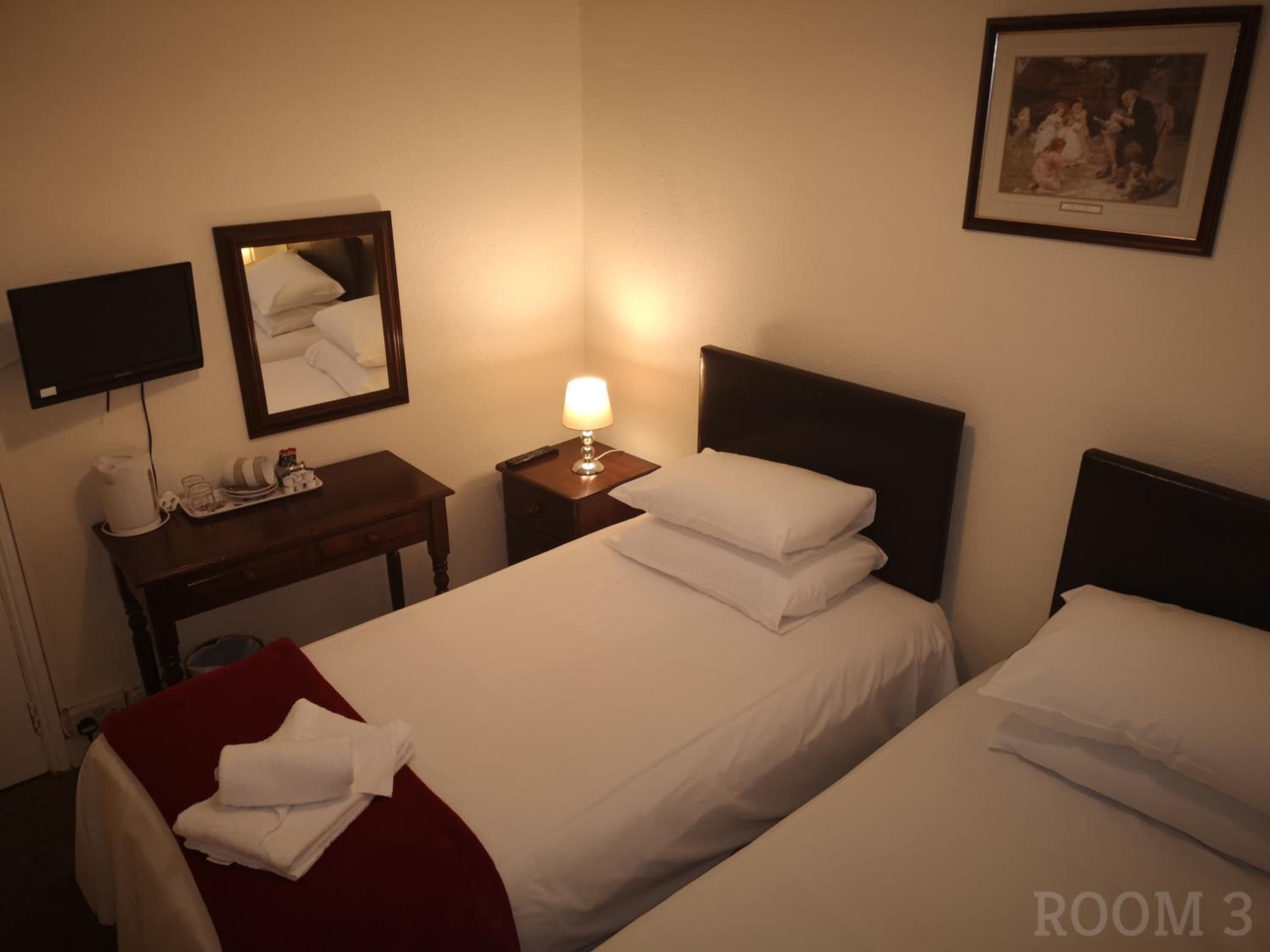 Twin Room with Private Bathroom - Photo 5