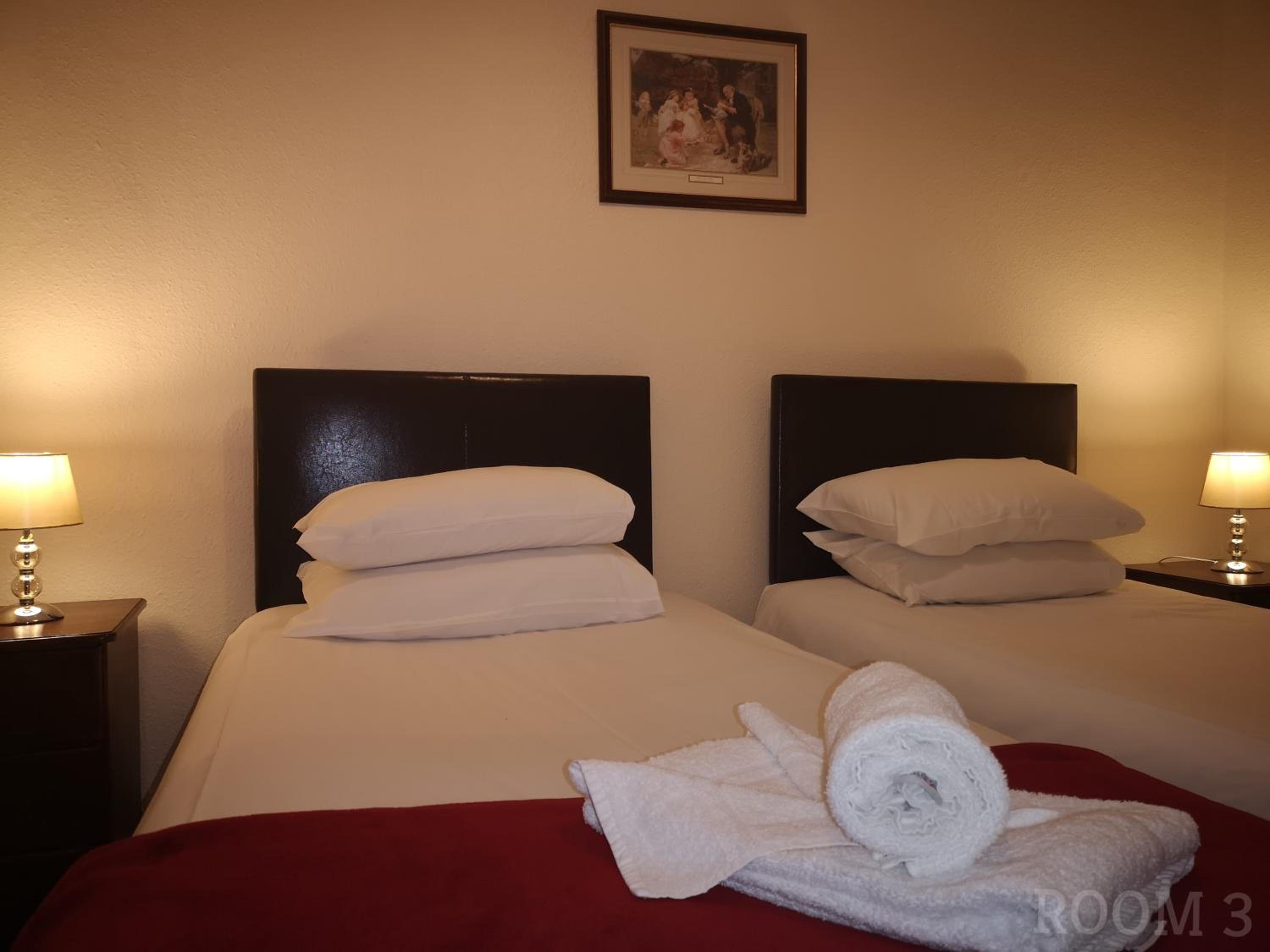 Twin Room with Private Bathroom - Photo 6