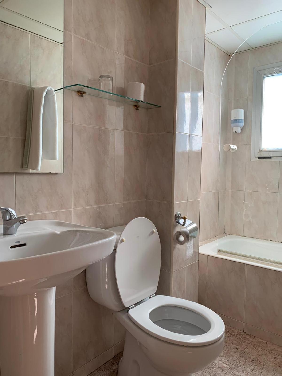 Single Room with Private Bathroom photo 2
