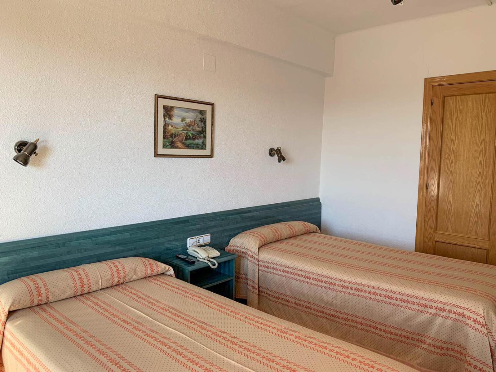 Twin Room with Private Bathroom photo 3
