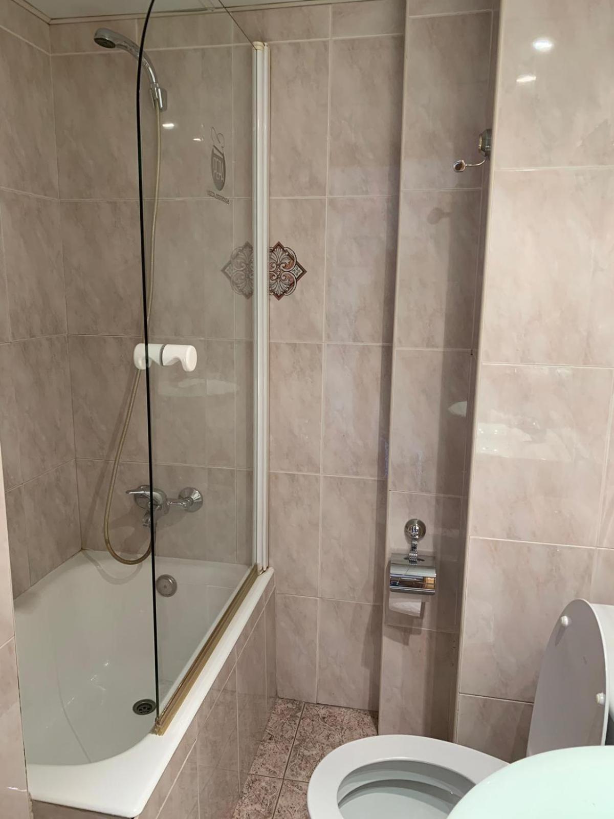 Twin Room with Private Bathroom photo 2
