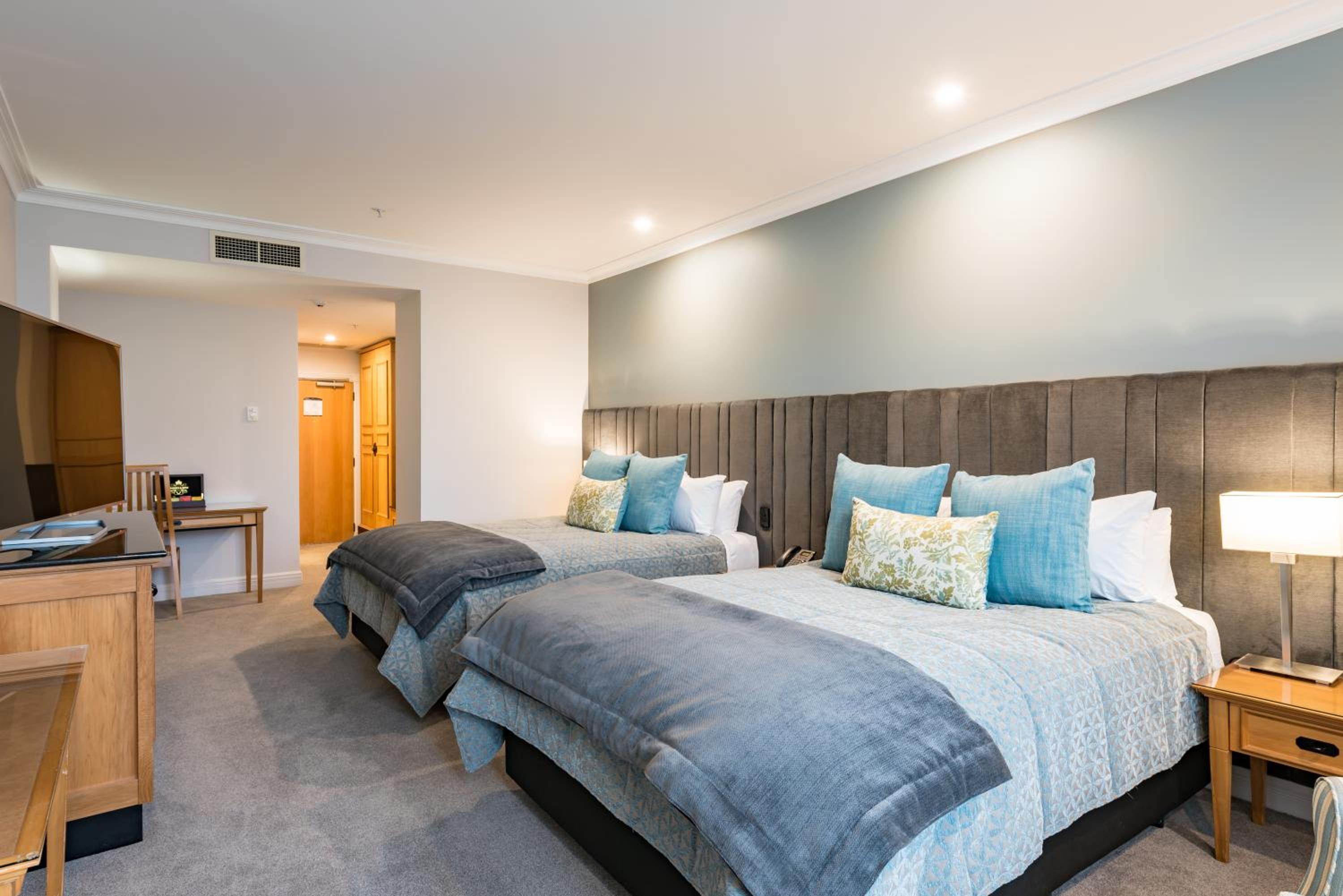 Standard Queen Room with Two Queen Beds thumbnail 5
