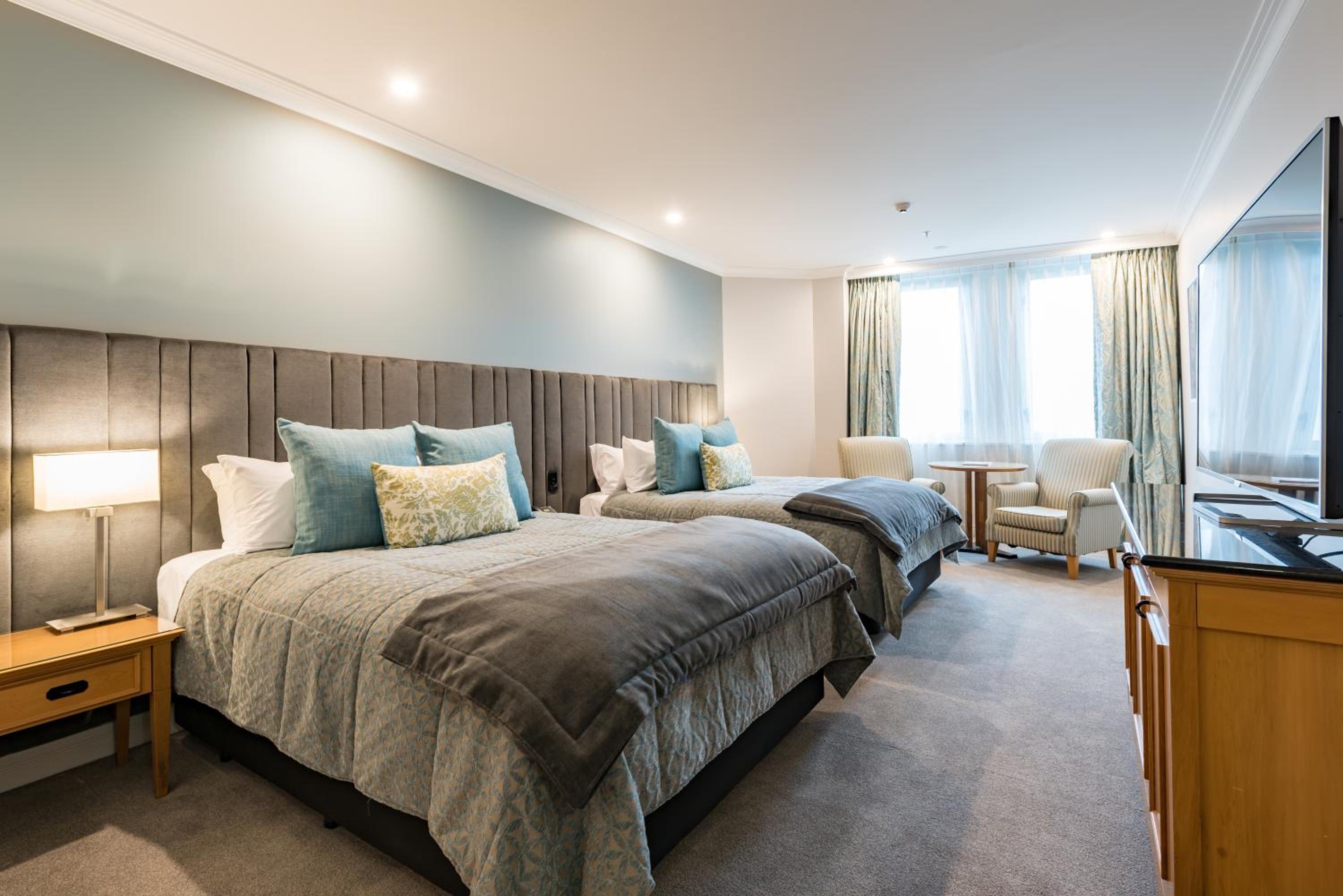 Standard Queen Room with Two Queen Beds thumbnail 6