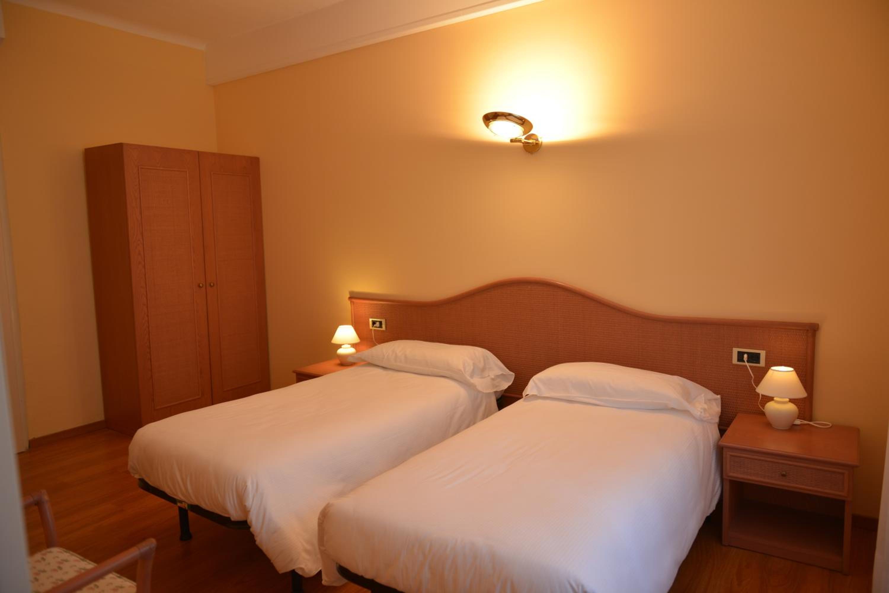 Two Connecting Rooms - Photo 2